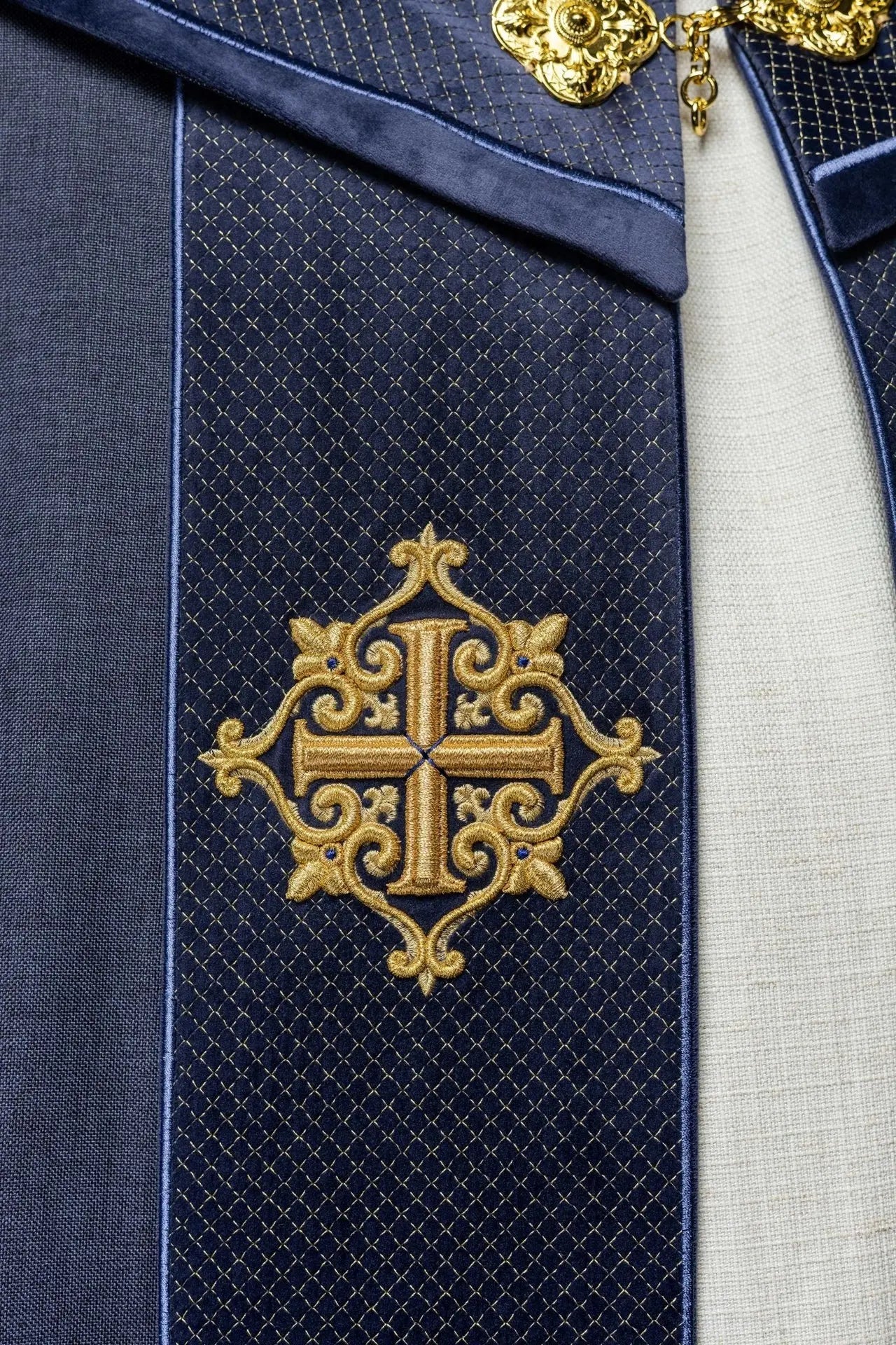 Capa litúrgica con cinturón de terciopelo púrpura y bordado de cruces