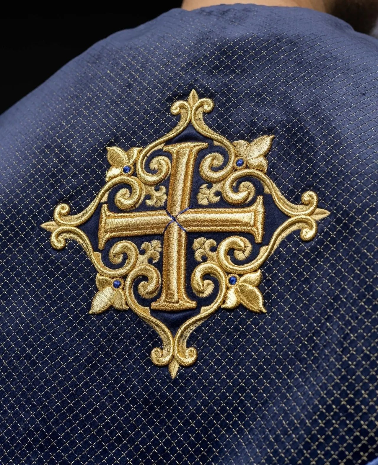 Capa litúrgica con cinturón de terciopelo púrpura y bordado de cruces