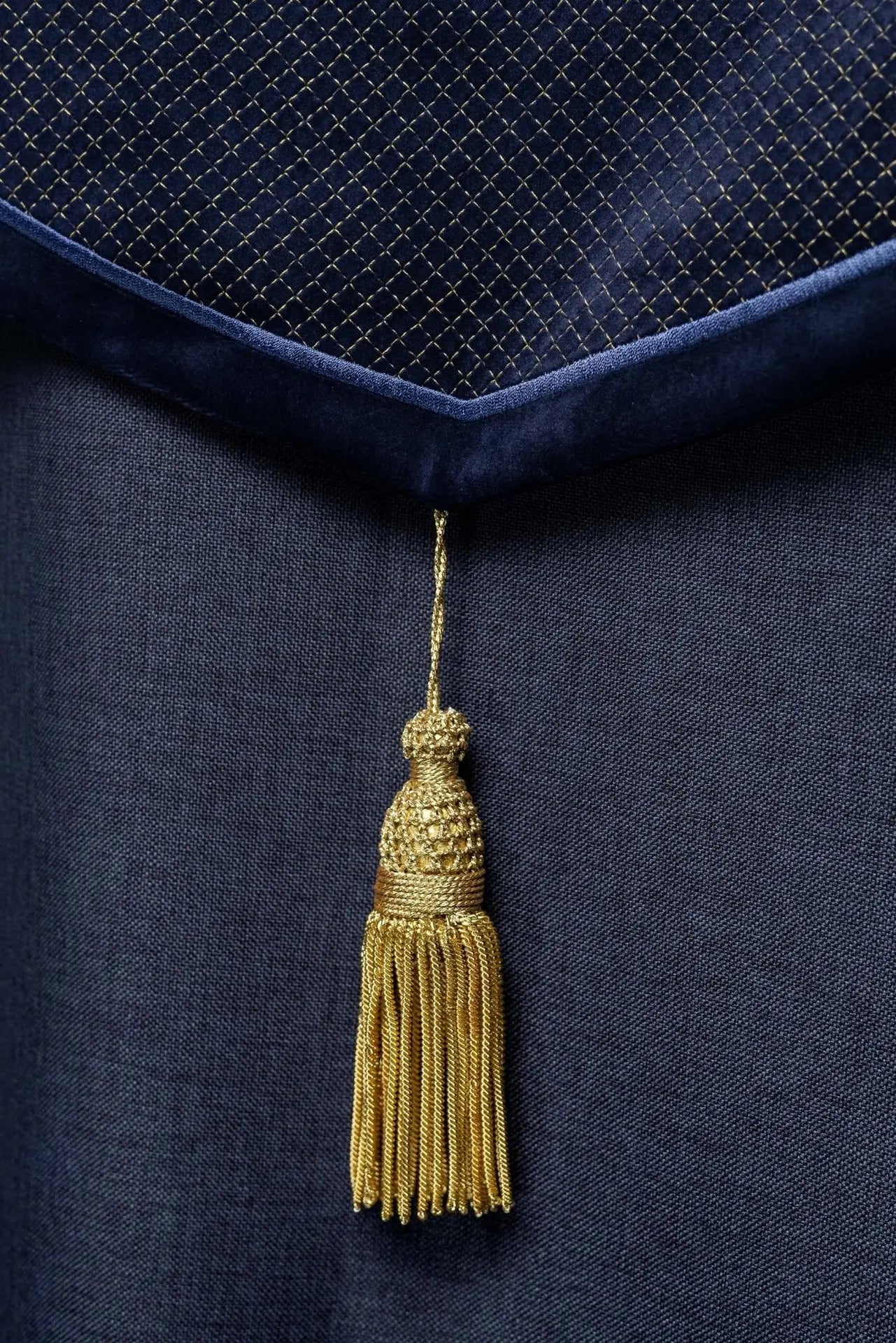 Capa litúrgica con cinturón de terciopelo púrpura y bordado de cruces
