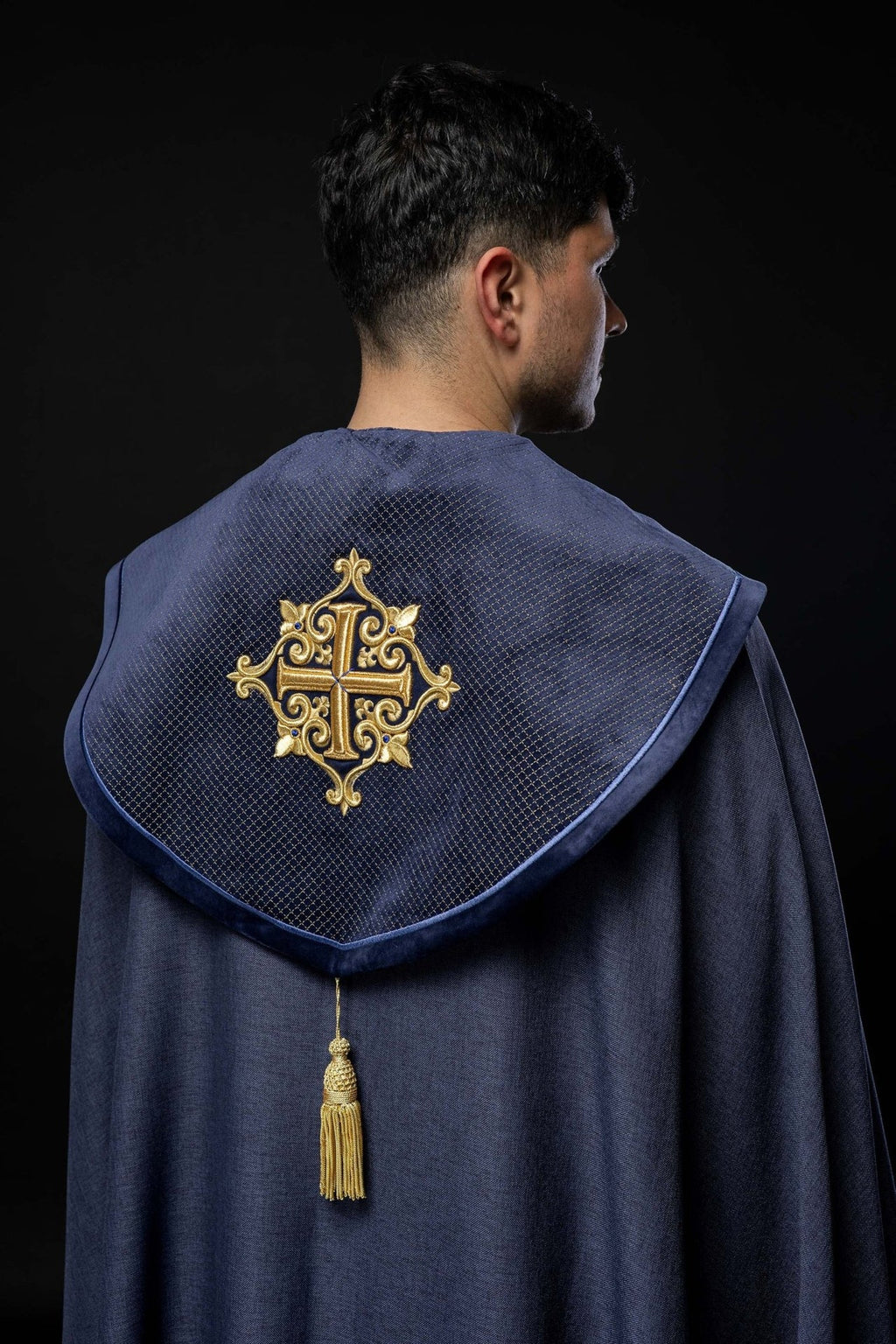 Kapa liturgiczna z aksamitnym fioletowym pasem i haftem krzyży