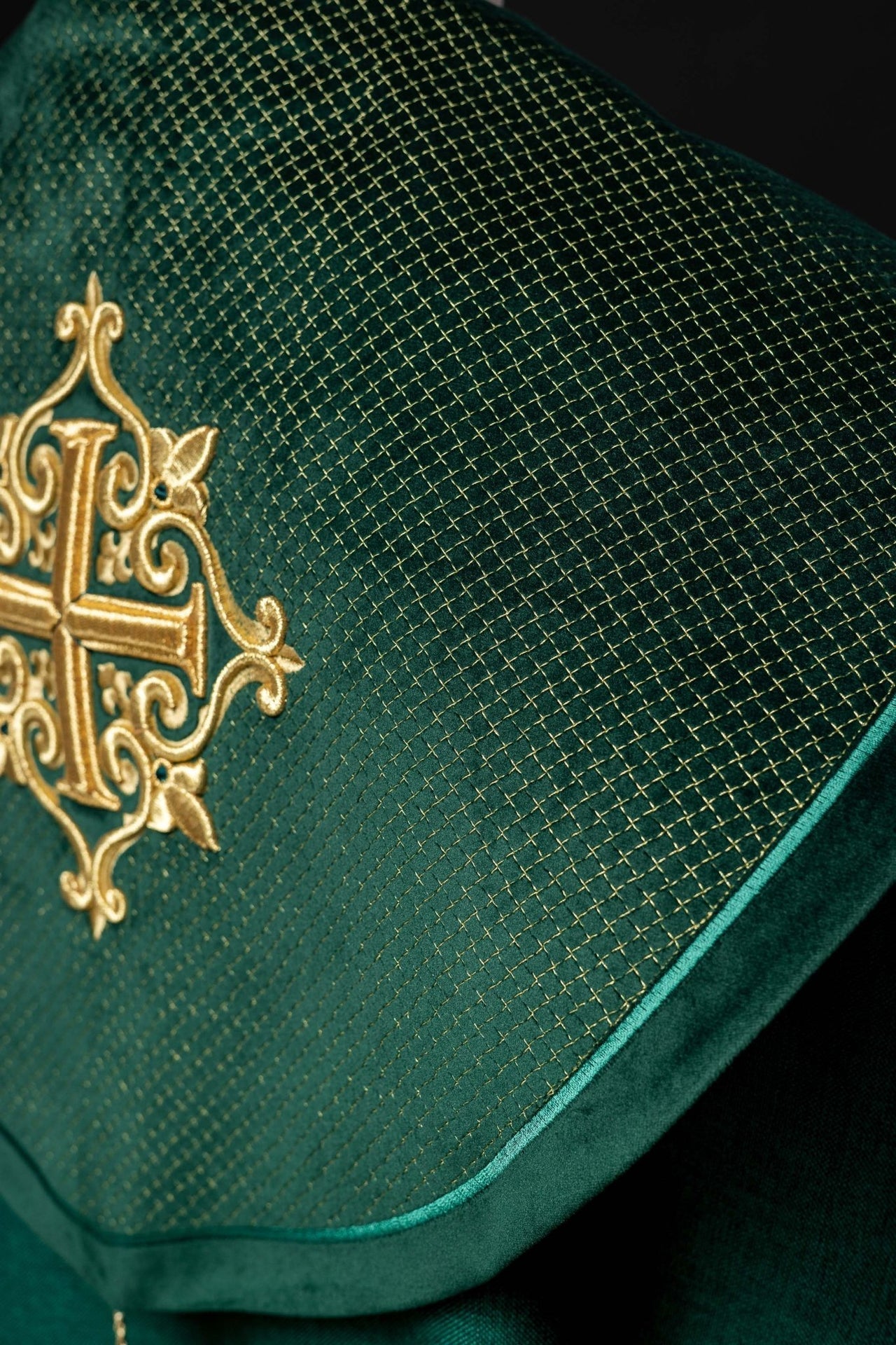 Kapa liturgiczna z aksamitnym zielonym pasem i haftem krzyży