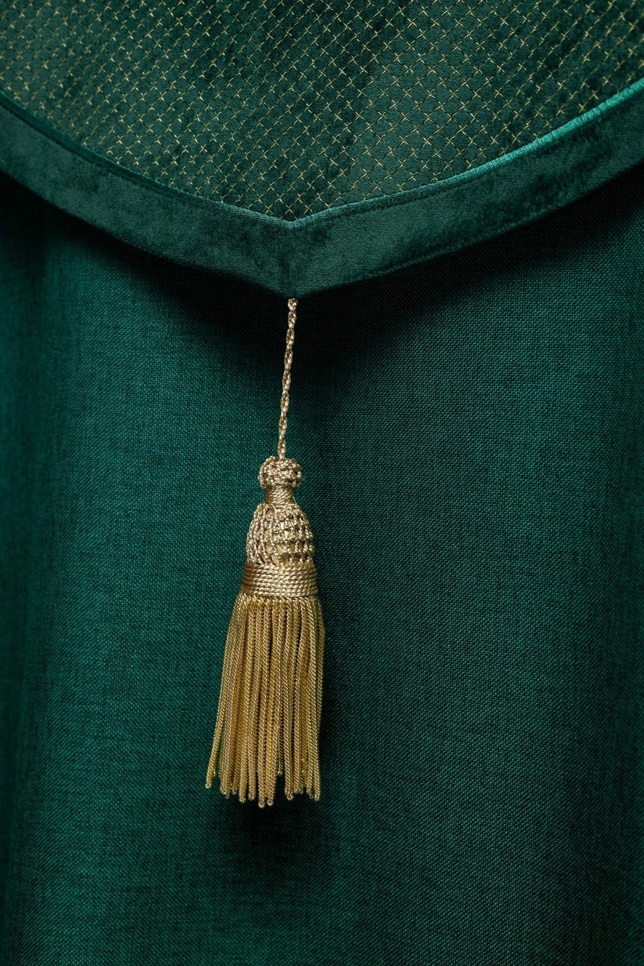 Kapa liturgiczna z aksamitnym zielonym pasem i haftem krzyży