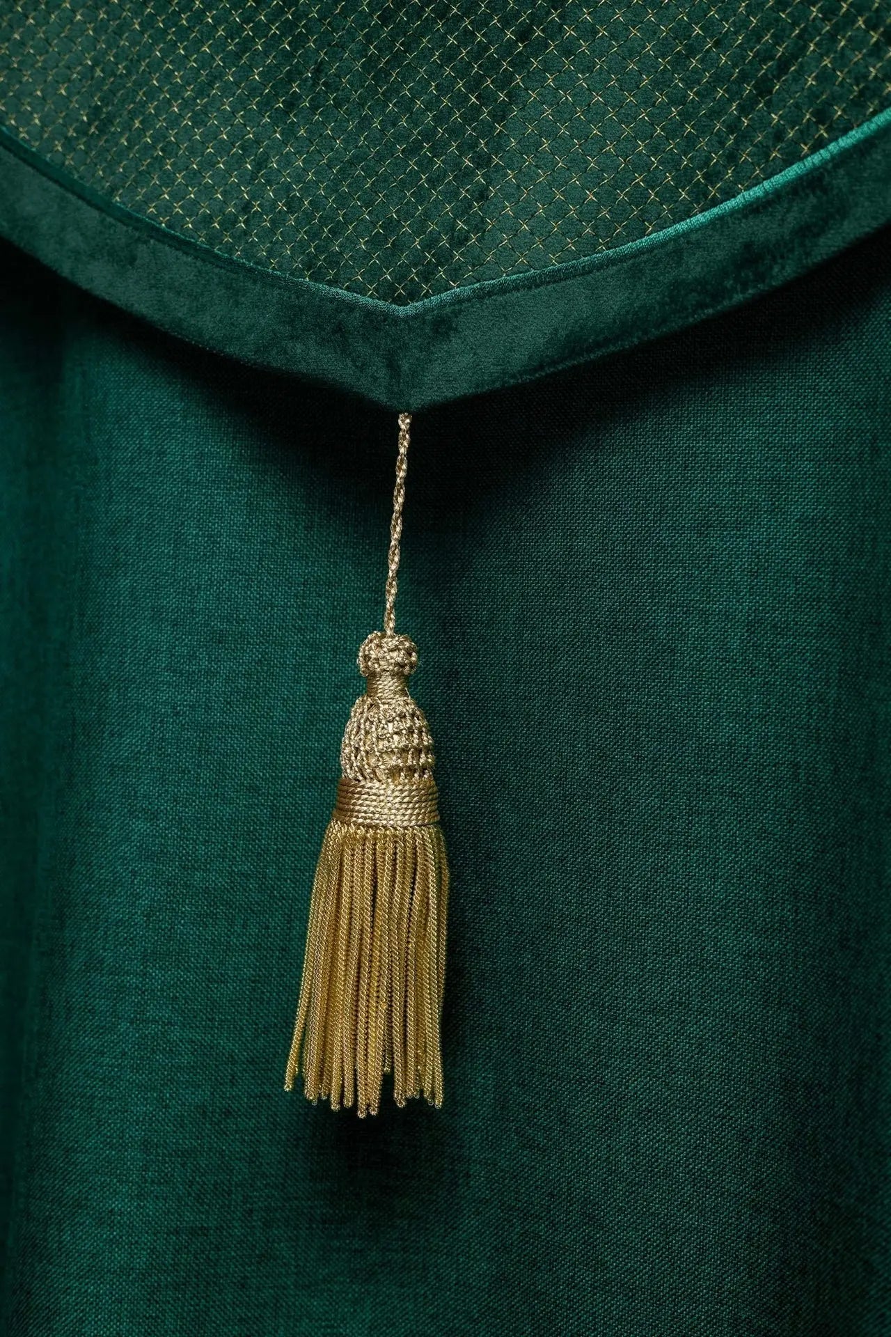 Capa litúrgica con cinturón de terciopelo verde y bordado de cruces