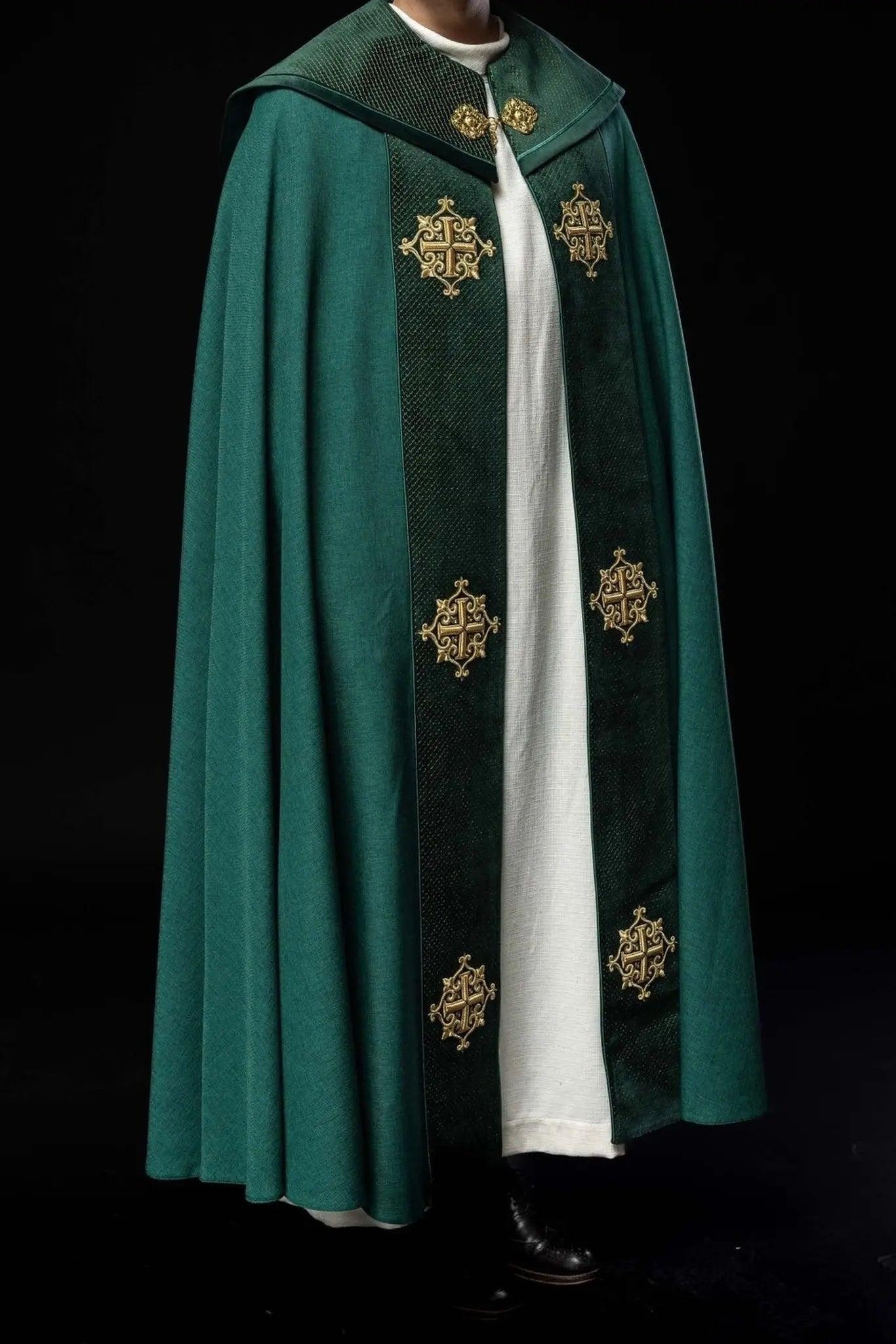 Capa litúrgica con cinturón de terciopelo verde y bordado de cruces