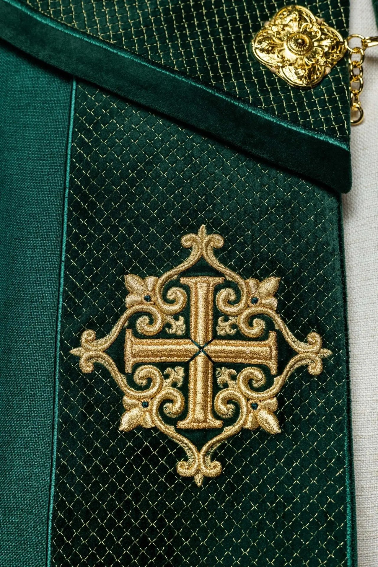 Capa litúrgica con cinturón de terciopelo verde y bordado de cruces