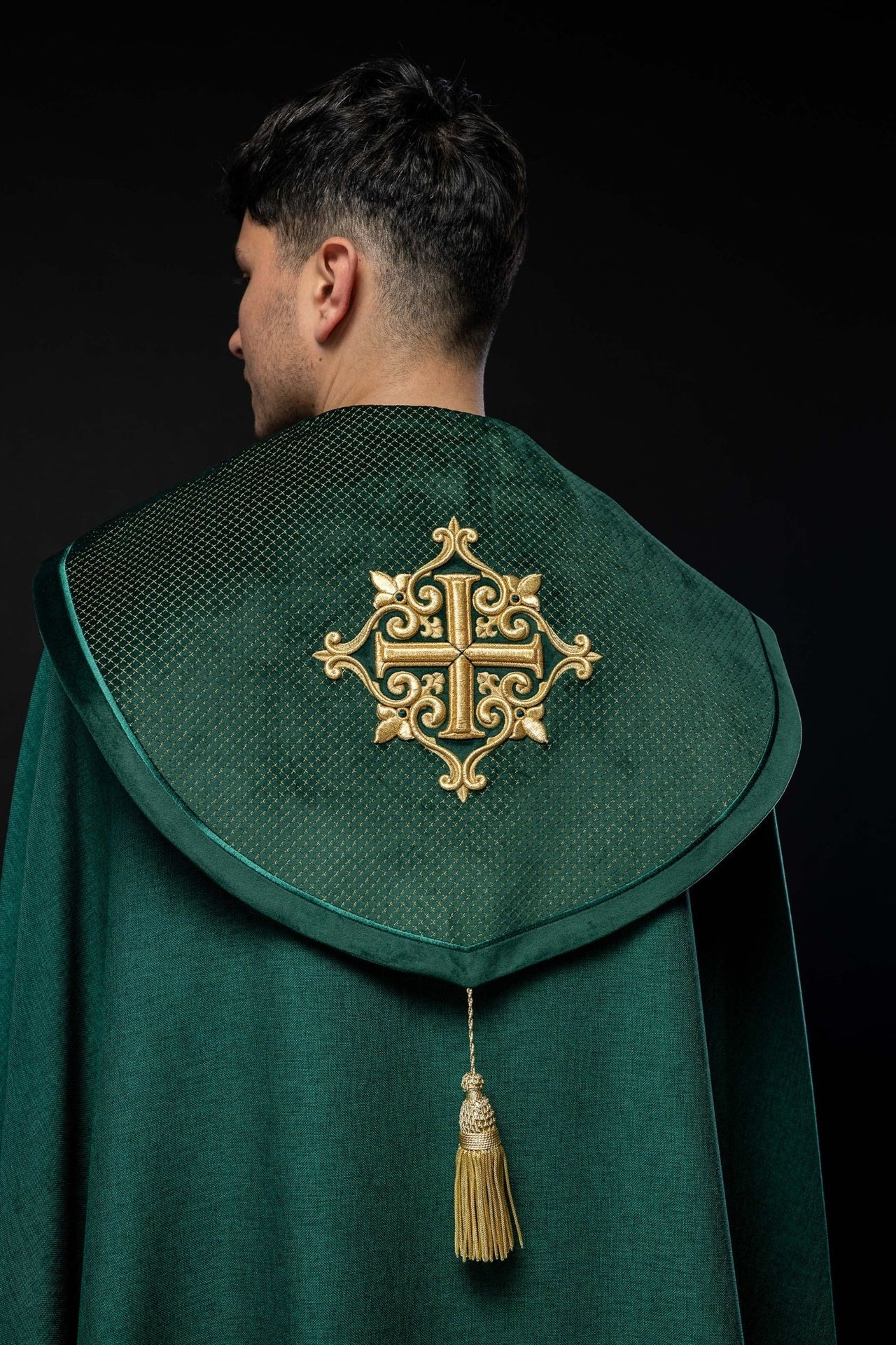 Kapa liturgiczna z aksamitnym zielonym pasem i haftem krzyży