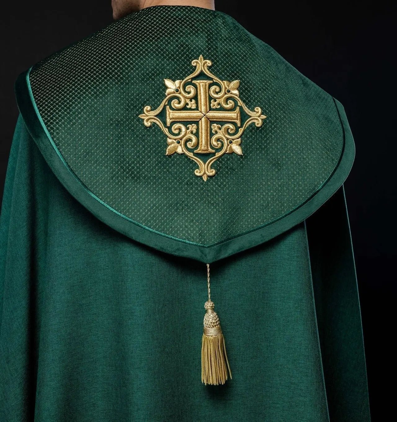 Capa litúrgica con cinturón de terciopelo verde y bordado de cruces