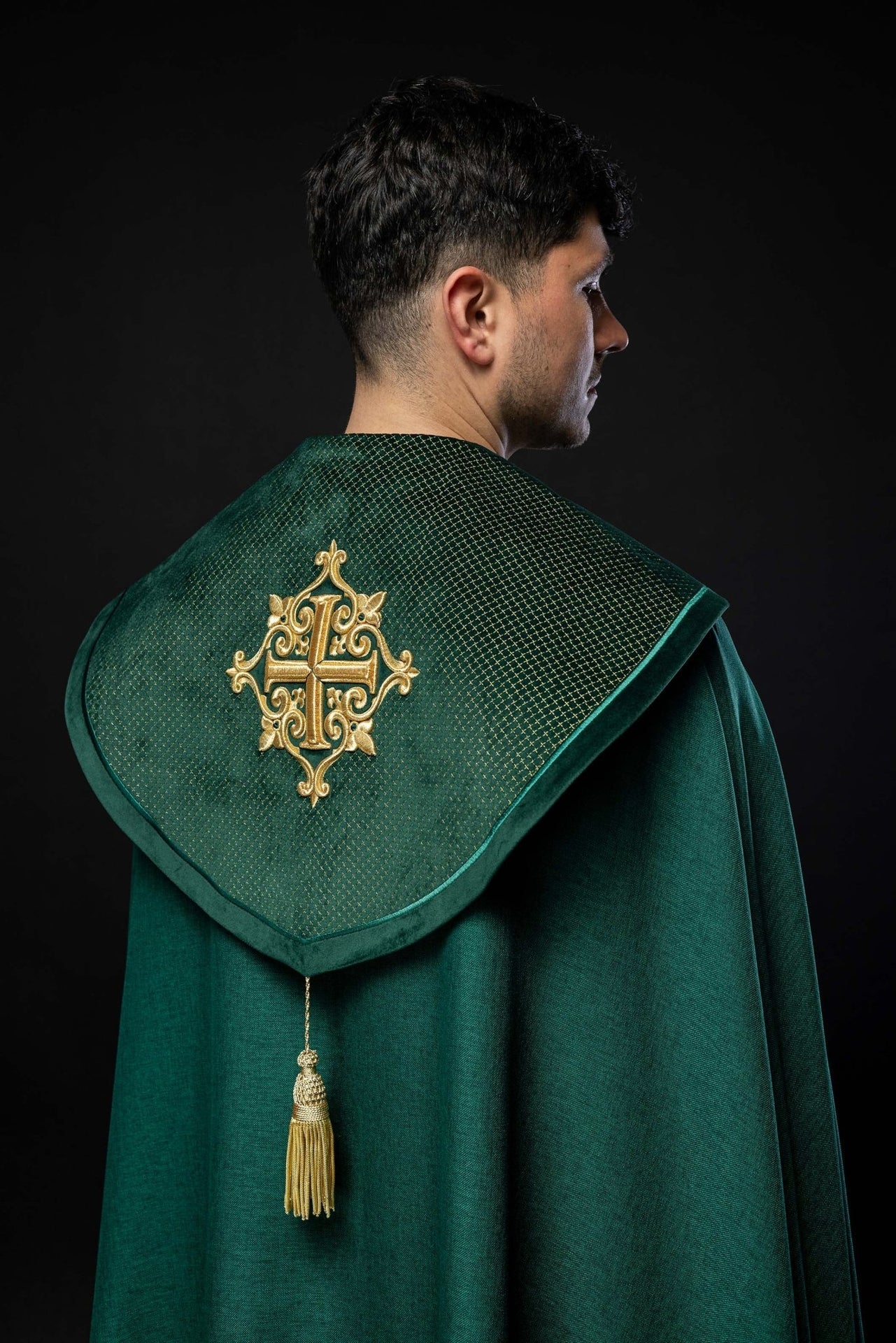 Kapa liturgiczna z aksamitnym zielonym pasem i haftem krzyży