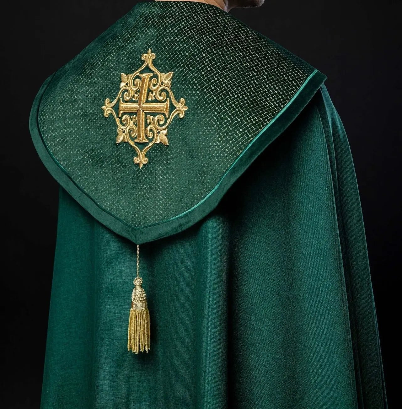 Capa litúrgica con cinturón de terciopelo verde y bordado de cruces