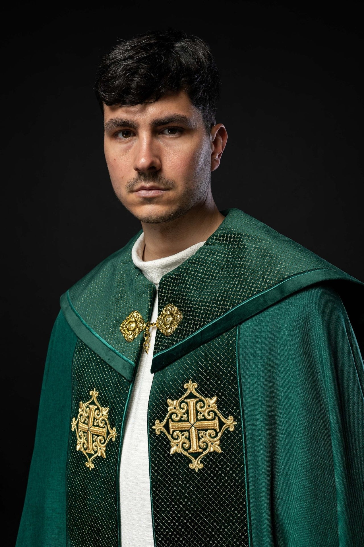 Kapa liturgiczna z aksamitnym zielonym pasem i haftem krzyży