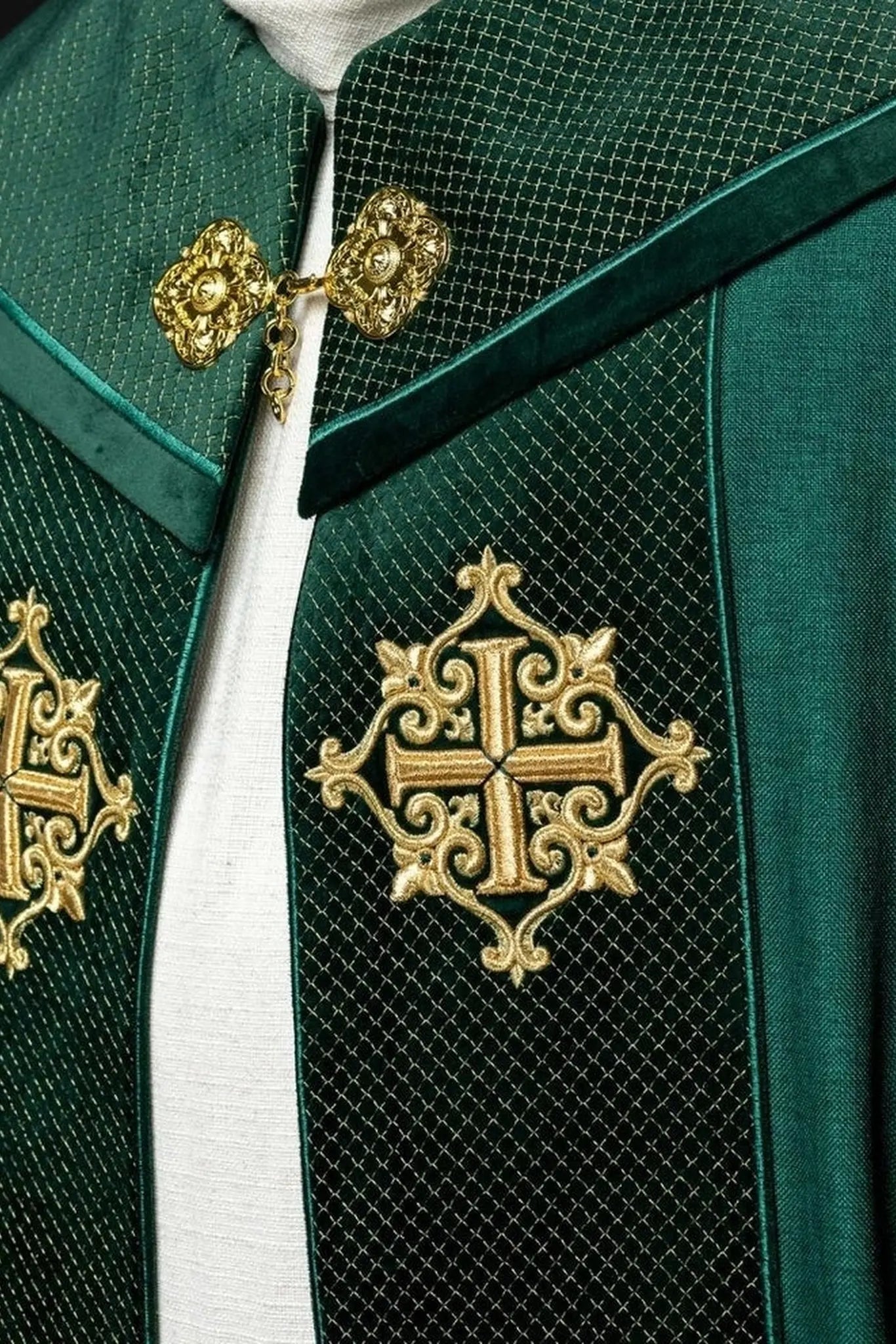 Capa litúrgica con cinturón de terciopelo verde y bordado de cruces