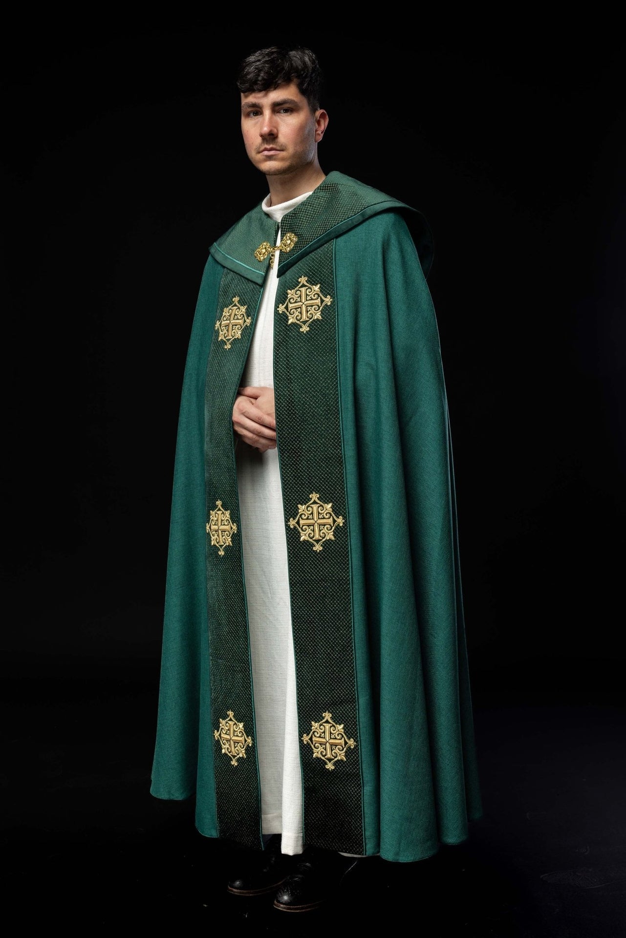 Kapa liturgiczna z aksamitnym zielonym pasem i haftem krzyży