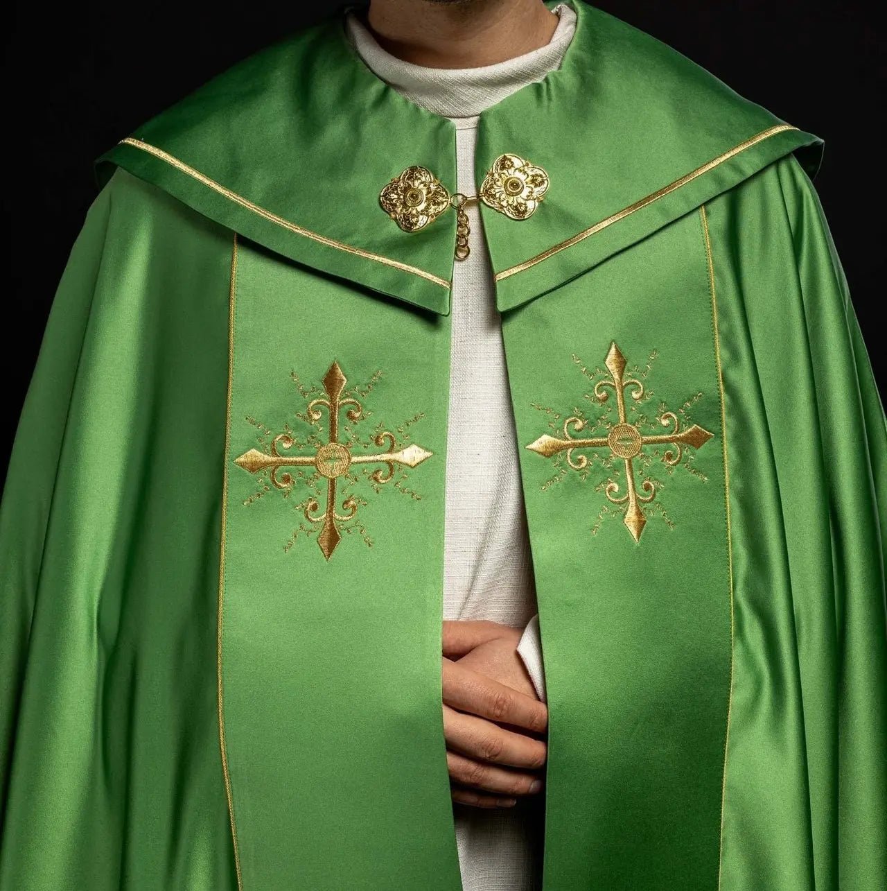 Capa litúrgica con cinturón ancho bordado con cruces en verde
