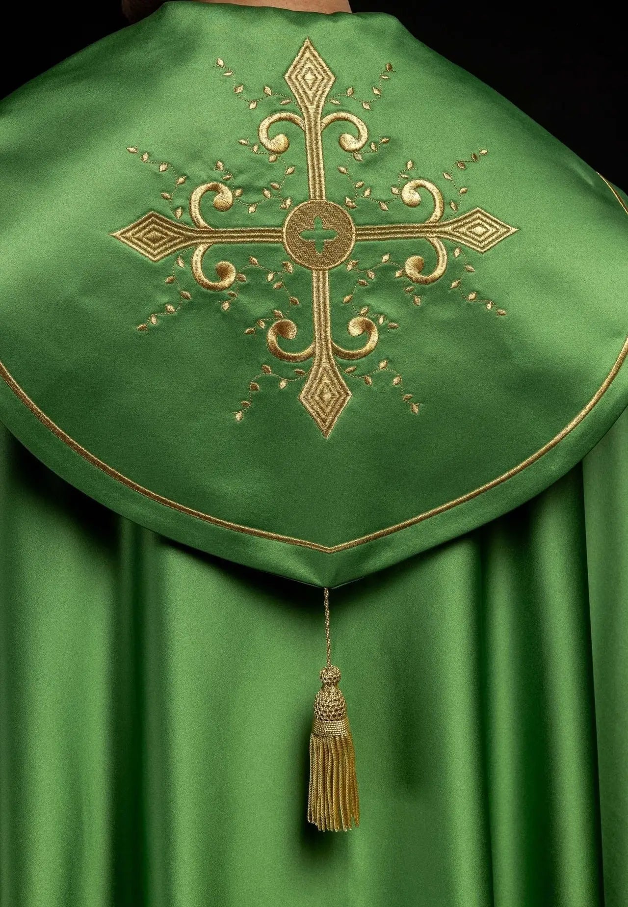 Capa litúrgica con cinturón ancho bordado con cruces en verde