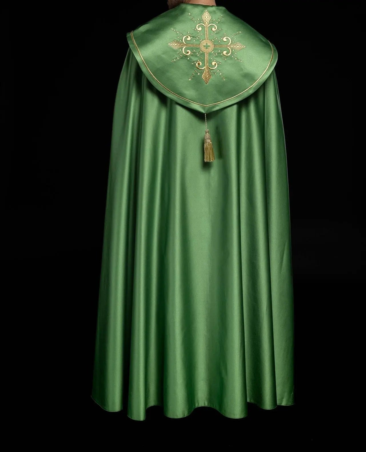 Capa litúrgica con cinturón ancho bordado con cruces en verde