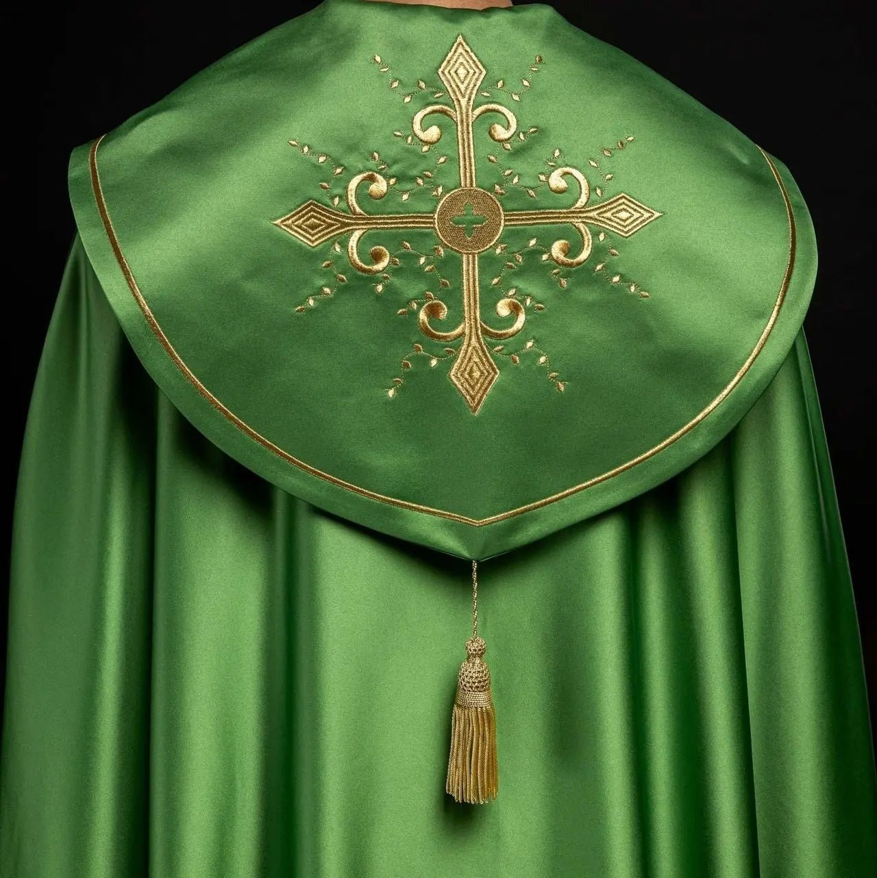 Capa litúrgica con cinturón ancho bordado con cruces en verde