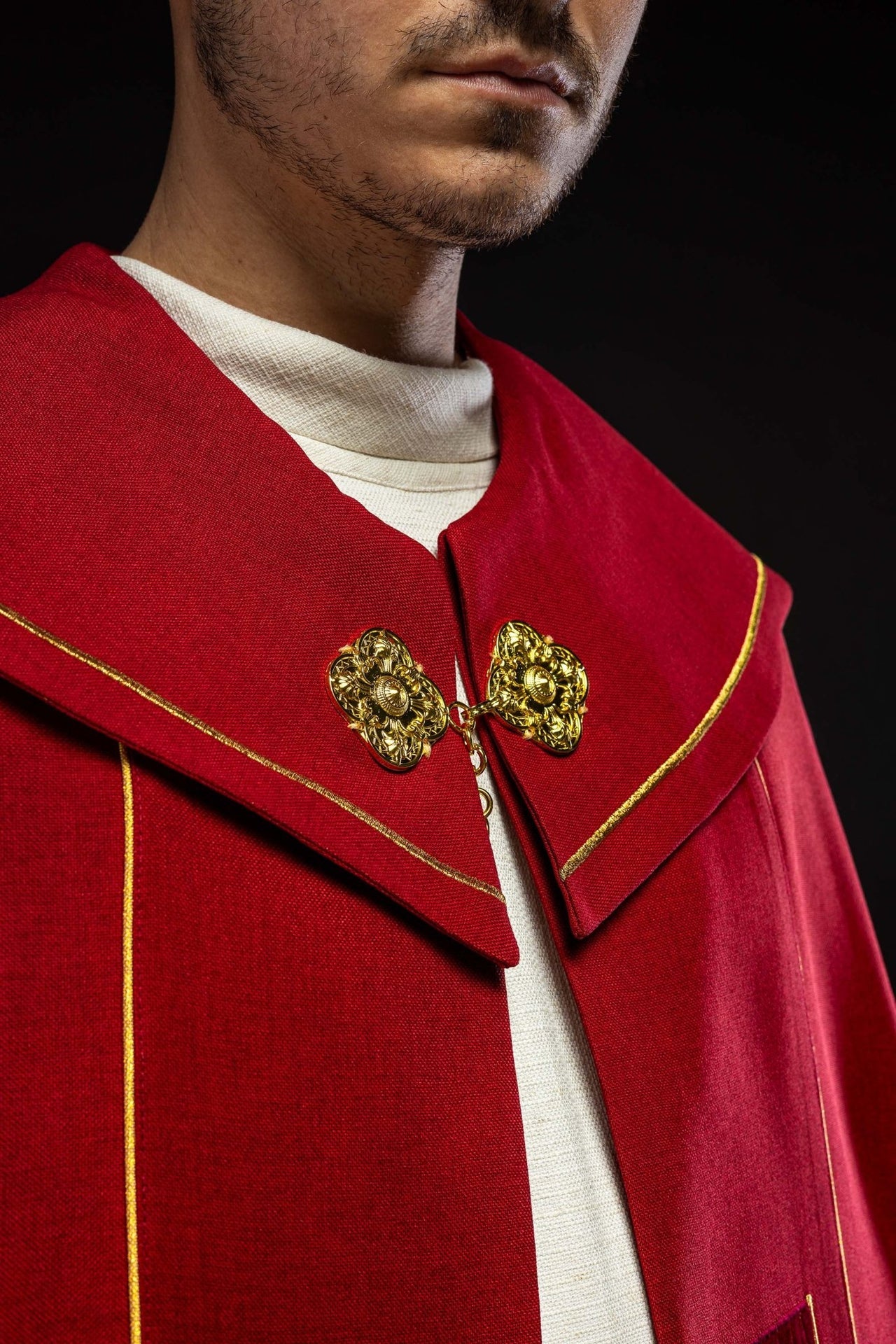 Kapa w haftowane złote krzyże z czerwonym aksamitem