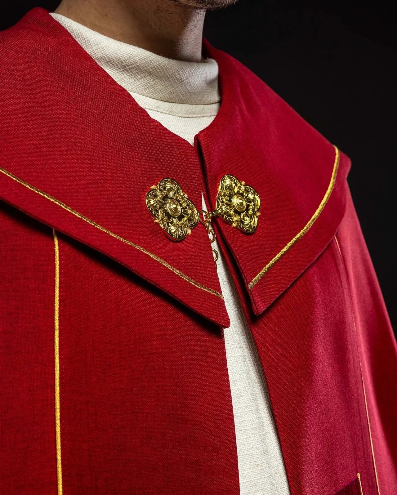 Capucha con cruces bordadas en oro con terciopelo rojo