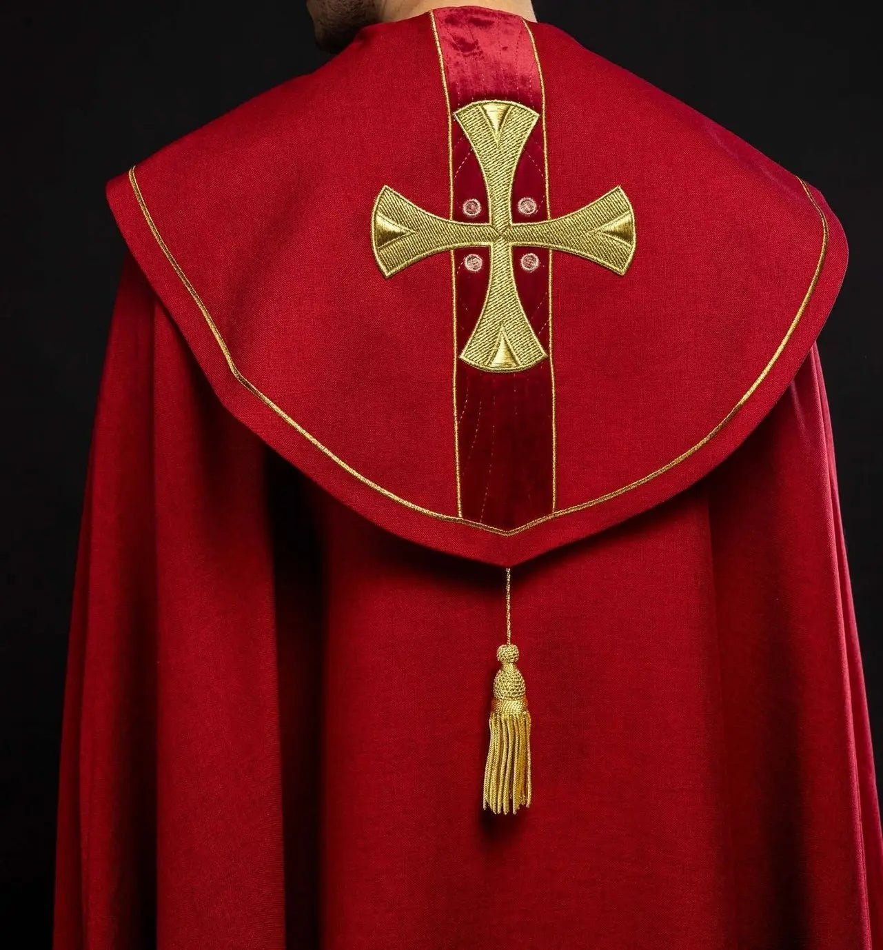 Capucha con cruces bordadas en oro con terciopelo rojo