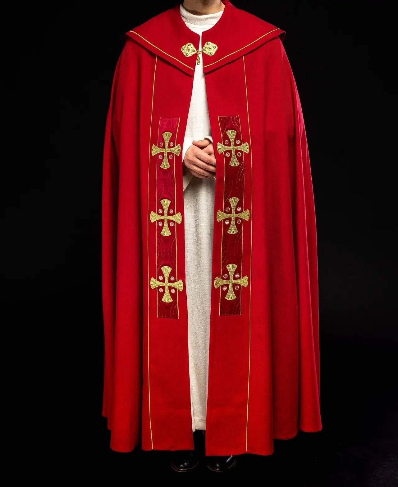 Capucha con cruces bordadas en oro con terciopelo rojo