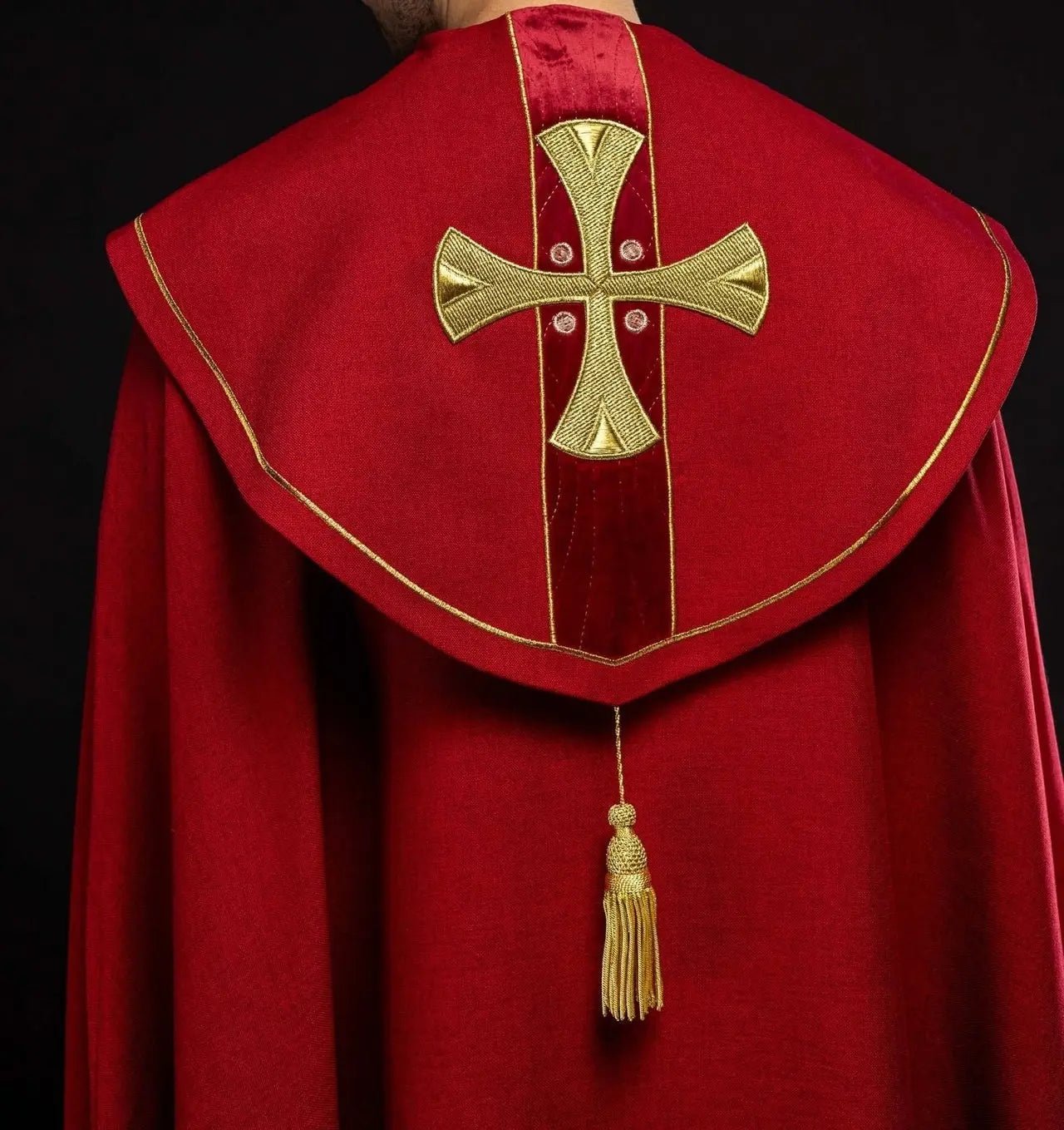 Capucha con cruces bordadas en oro con terciopelo rojo