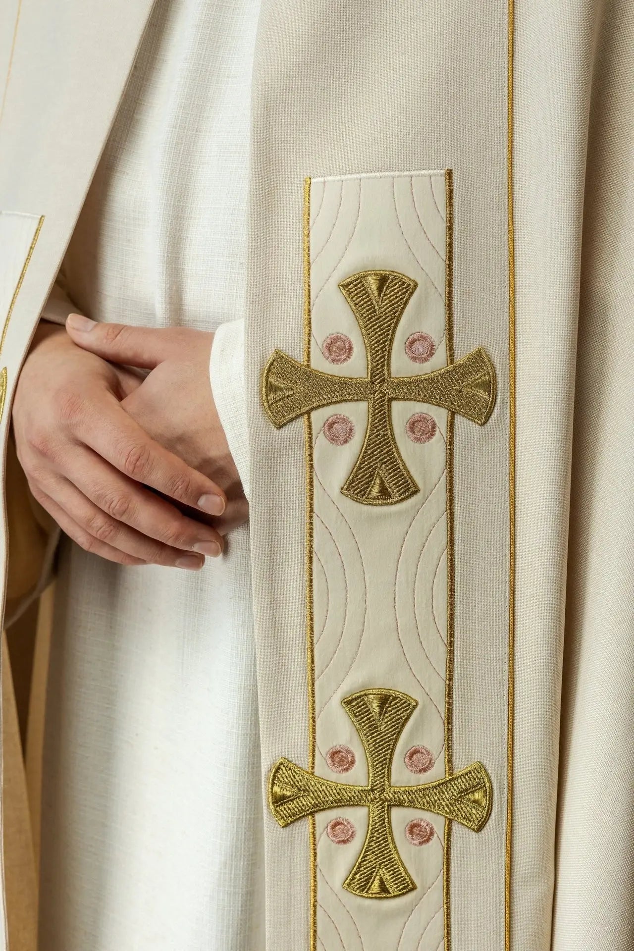 Elegante capa litúrgica ecru con cruces bordadas en oro y cuello de terciopelo