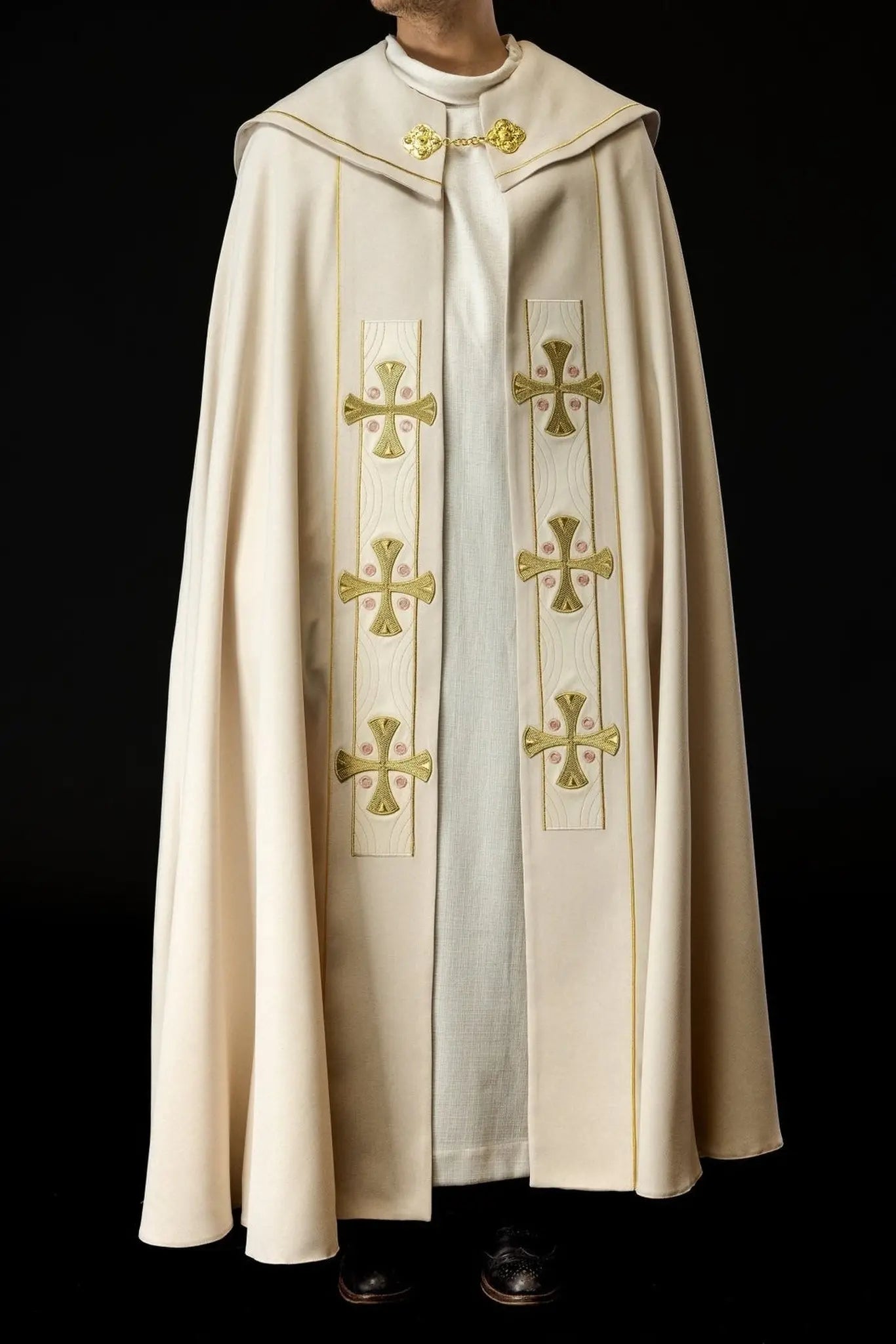 Elegante capa litúrgica ecru con cruces bordadas en oro y cuello de terciopelo