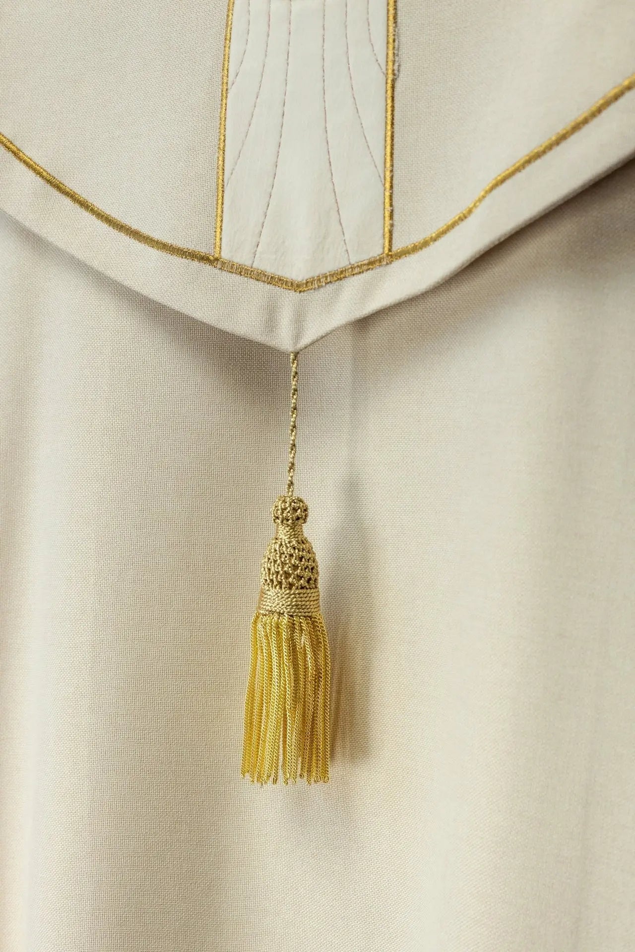 Elegante capa litúrgica ecru con cruces bordadas en oro y cuello de terciopelo