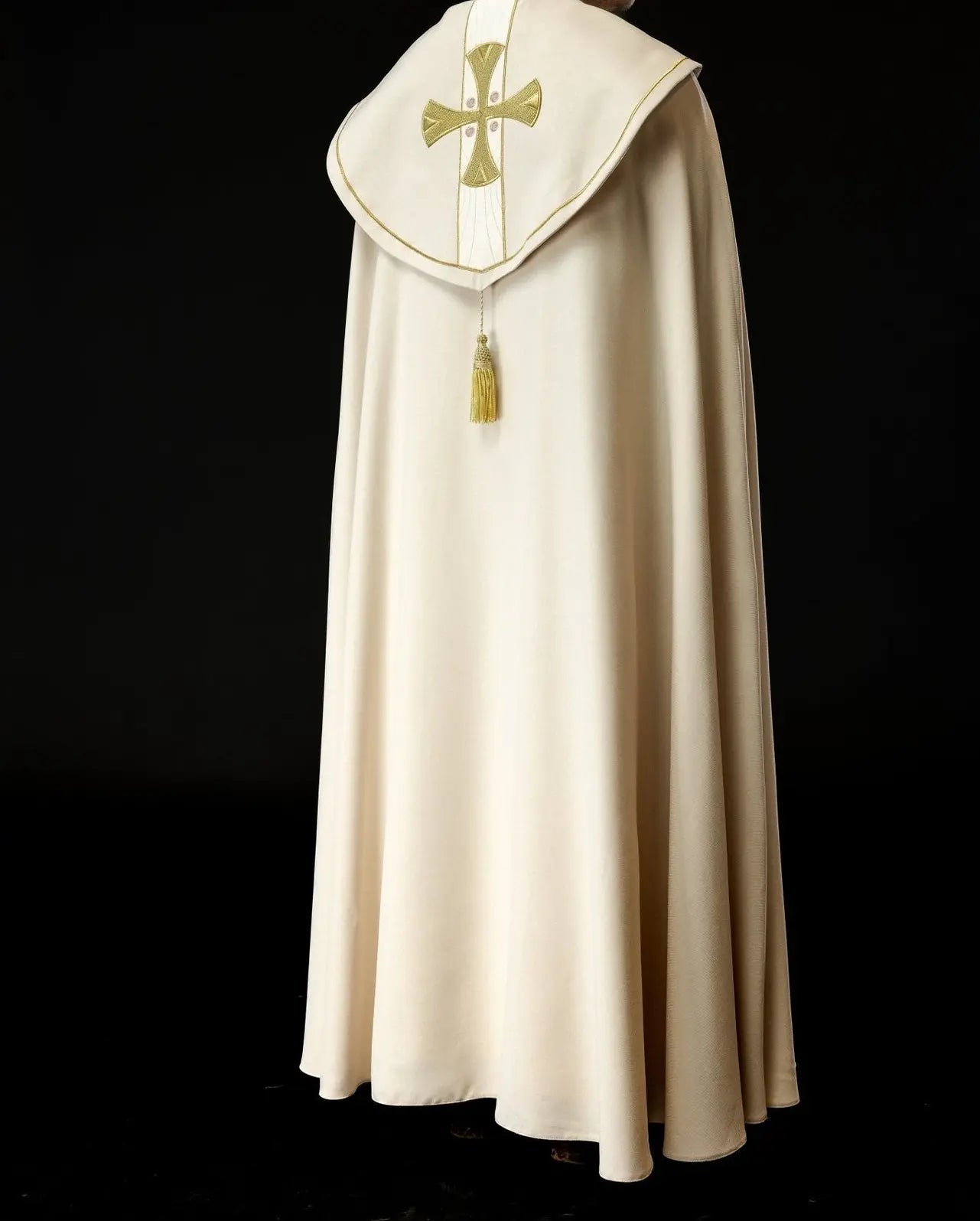 Elegante capa litúrgica ecru con cruces bordadas en oro y cuello de terciopelo
