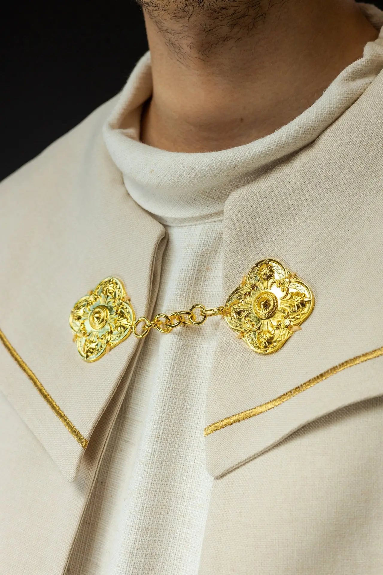 Elegante capa litúrgica ecru con cruces bordadas en oro y cuello de terciopelo