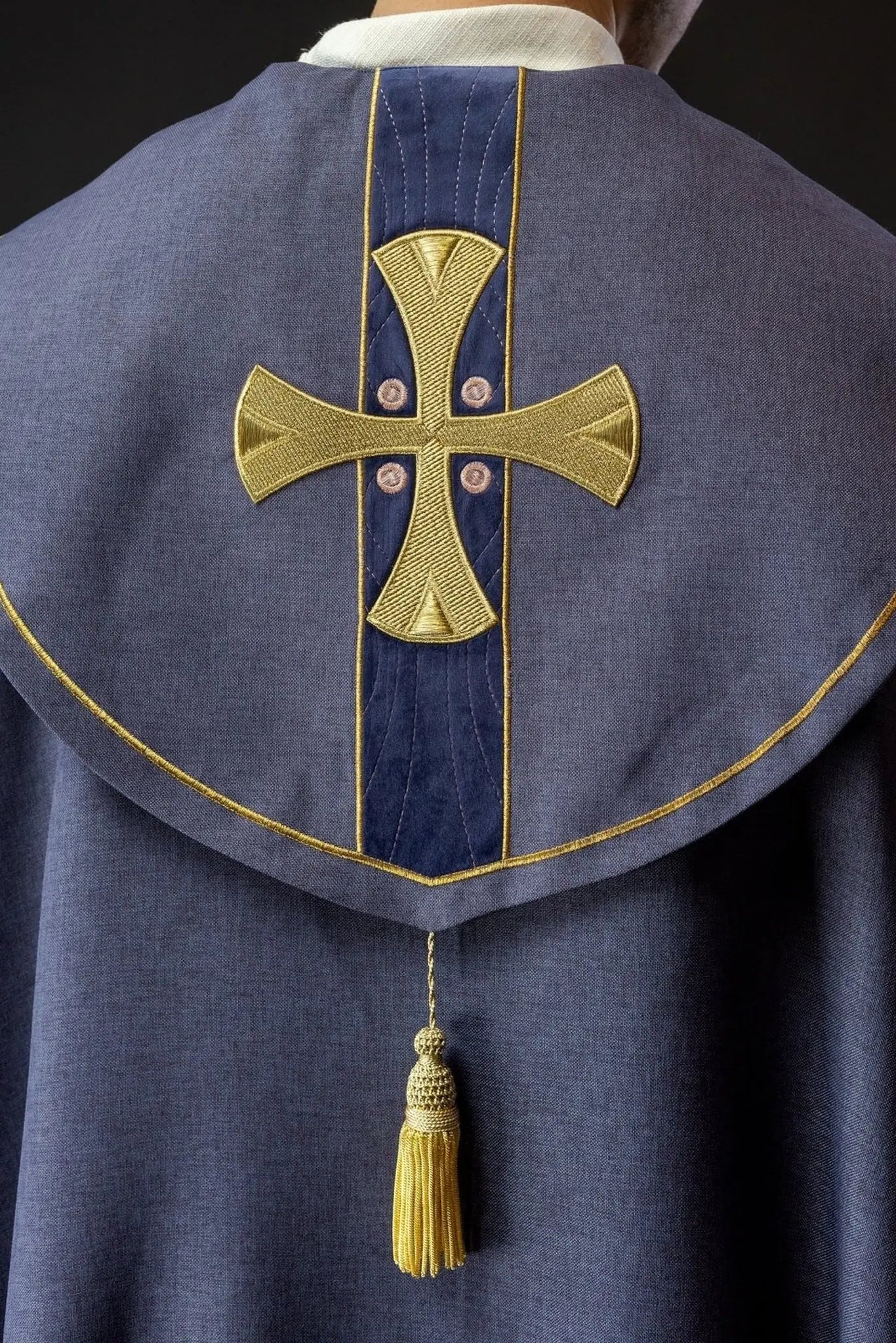 Capa litúrgica con cruces bordadas en oro y cuello de terciopelo púrpura