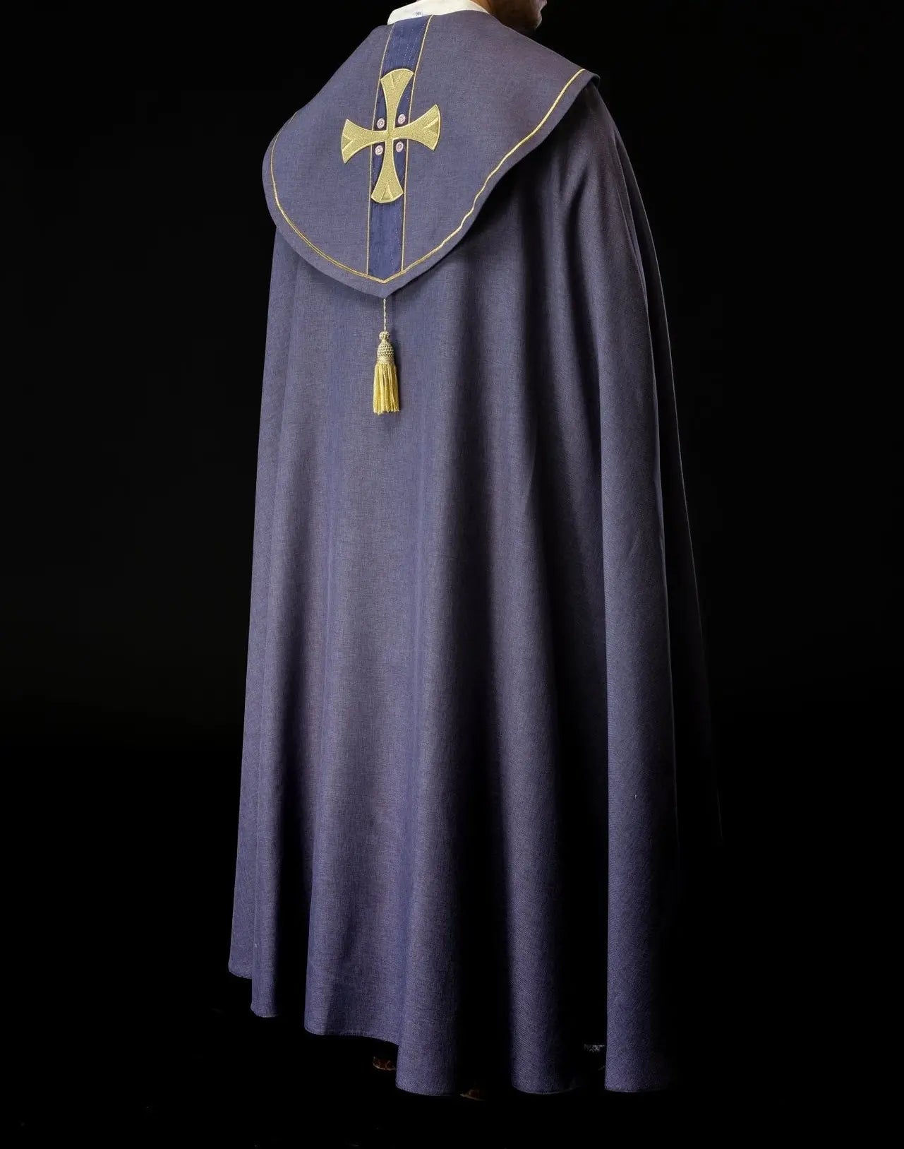 Capa litúrgica con cruces bordadas en oro y cuello de terciopelo púrpura