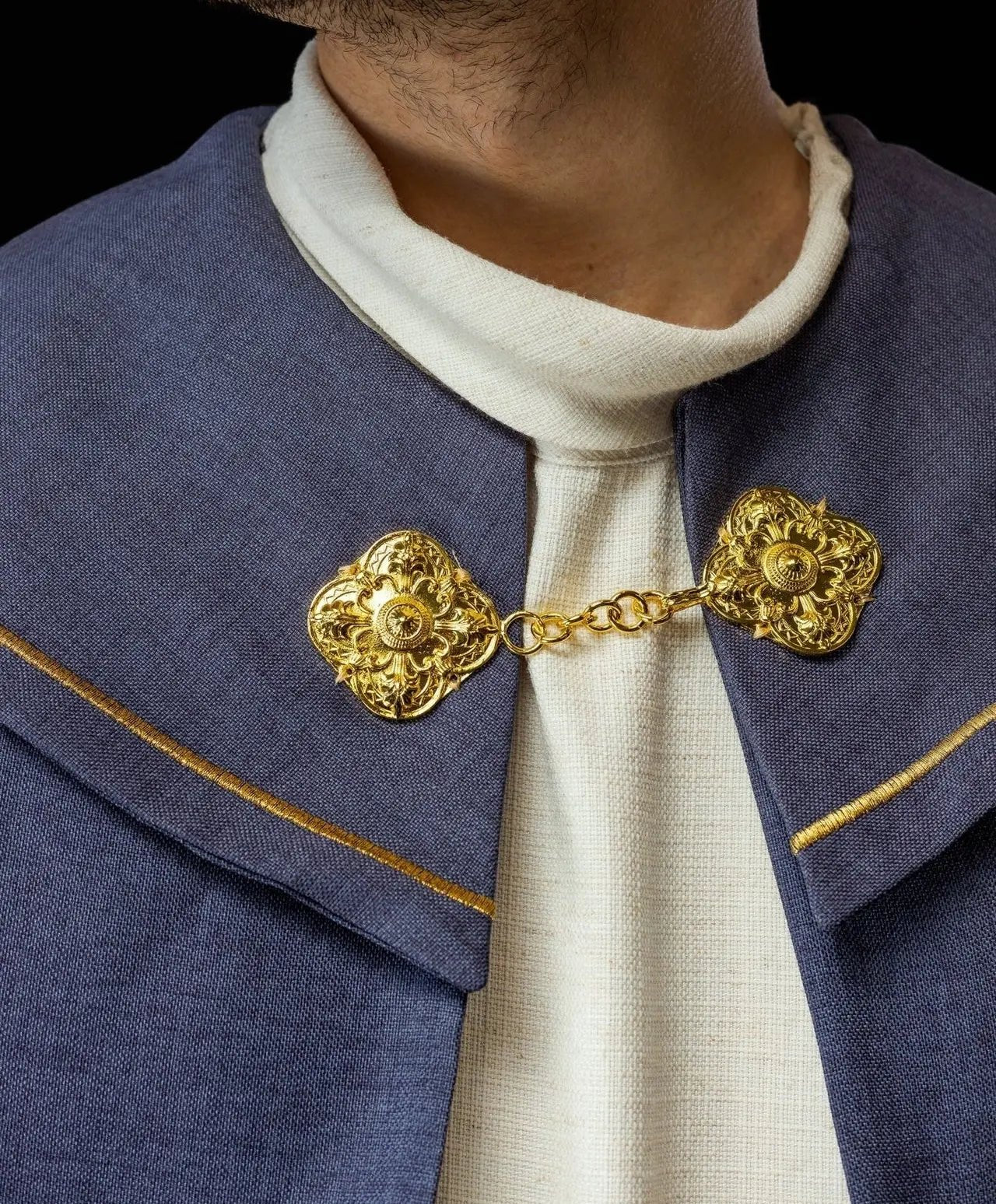 Capa litúrgica con cruces bordadas en oro y cuello de terciopelo púrpura