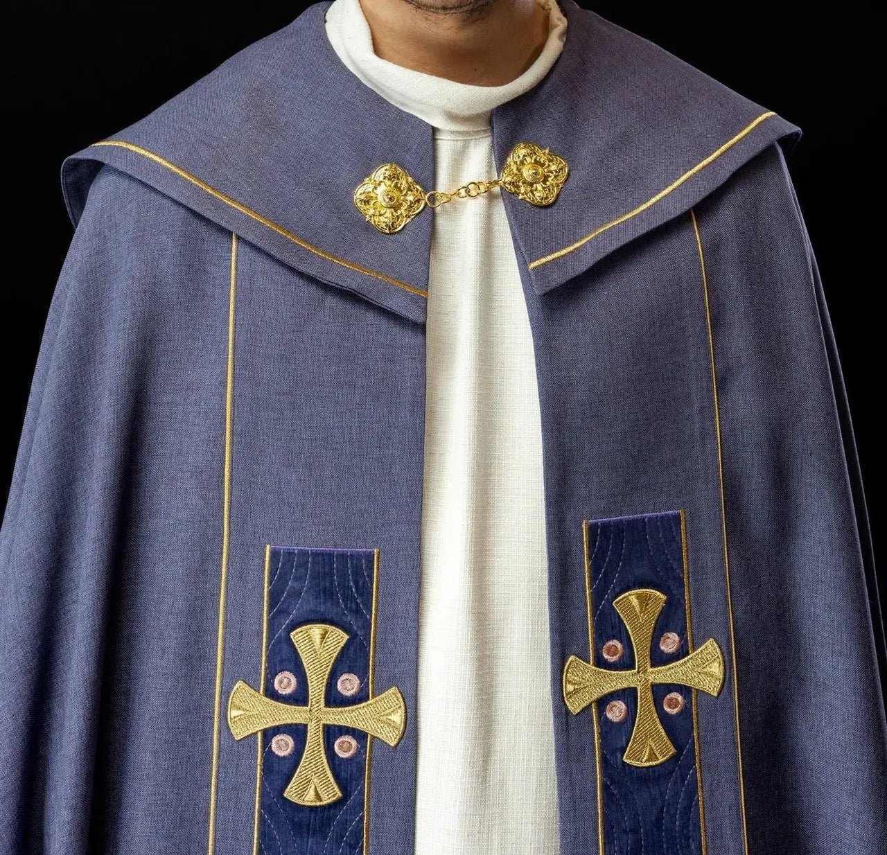Capa litúrgica con cruces bordadas en oro y cuello de terciopelo púrpura