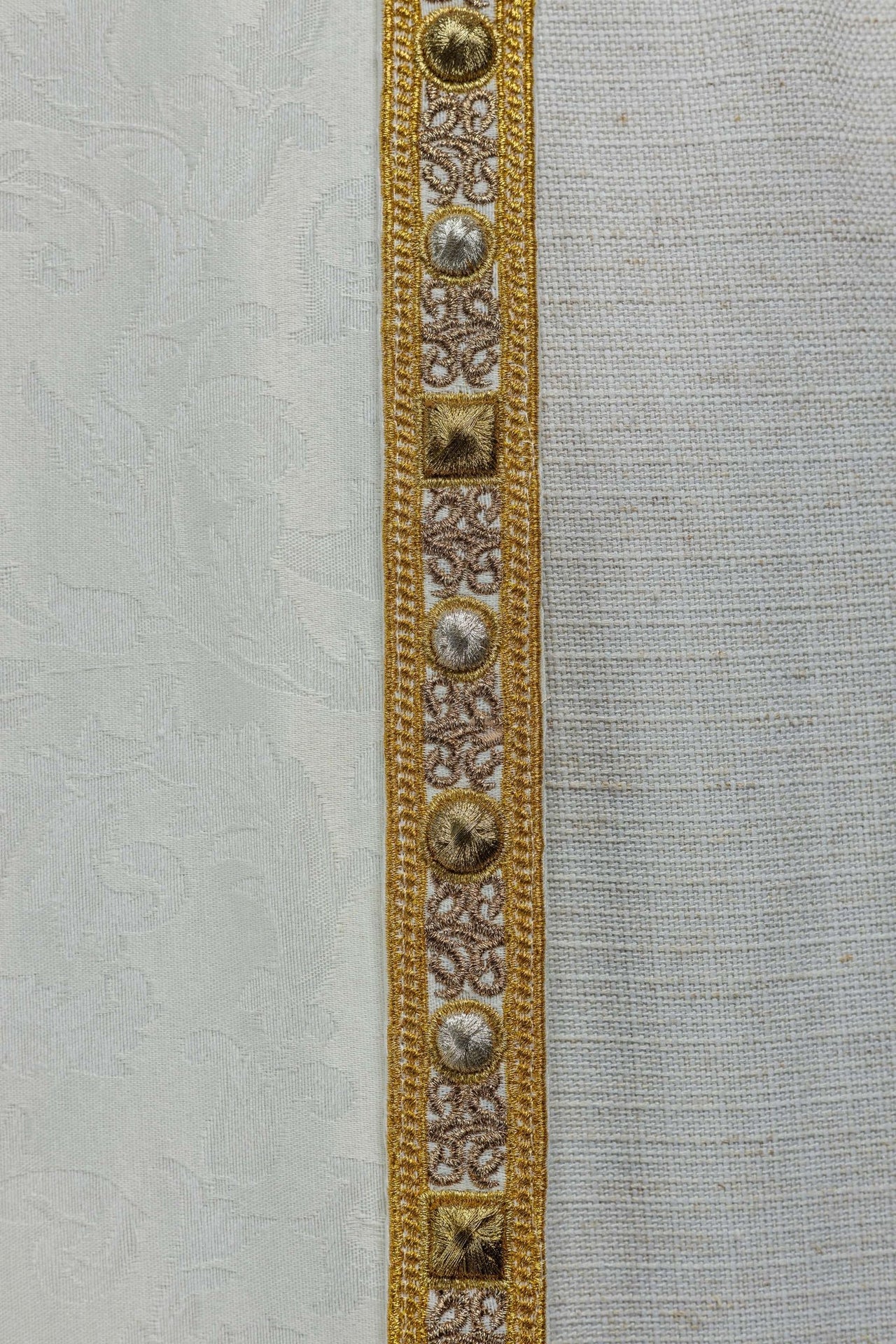 Kapa z barankiem wielkanocnym uszyta na ozdobnej tkaninie