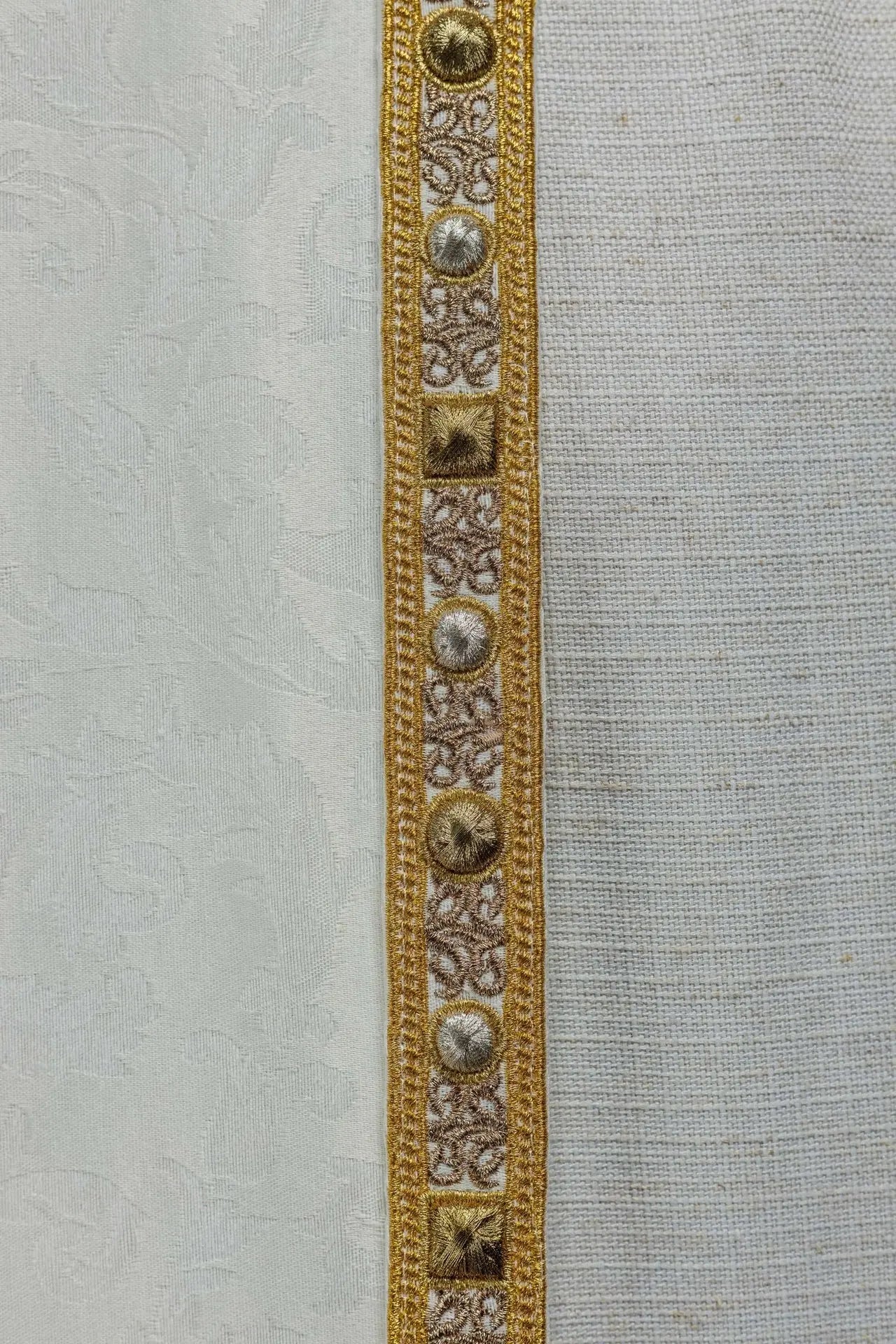 Capa con bordado de cordero de Pascua en tela decorativa