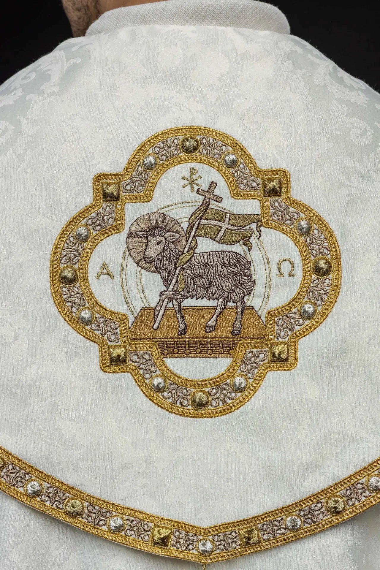 Capa con bordado de cordero de Pascua en tela decorativa