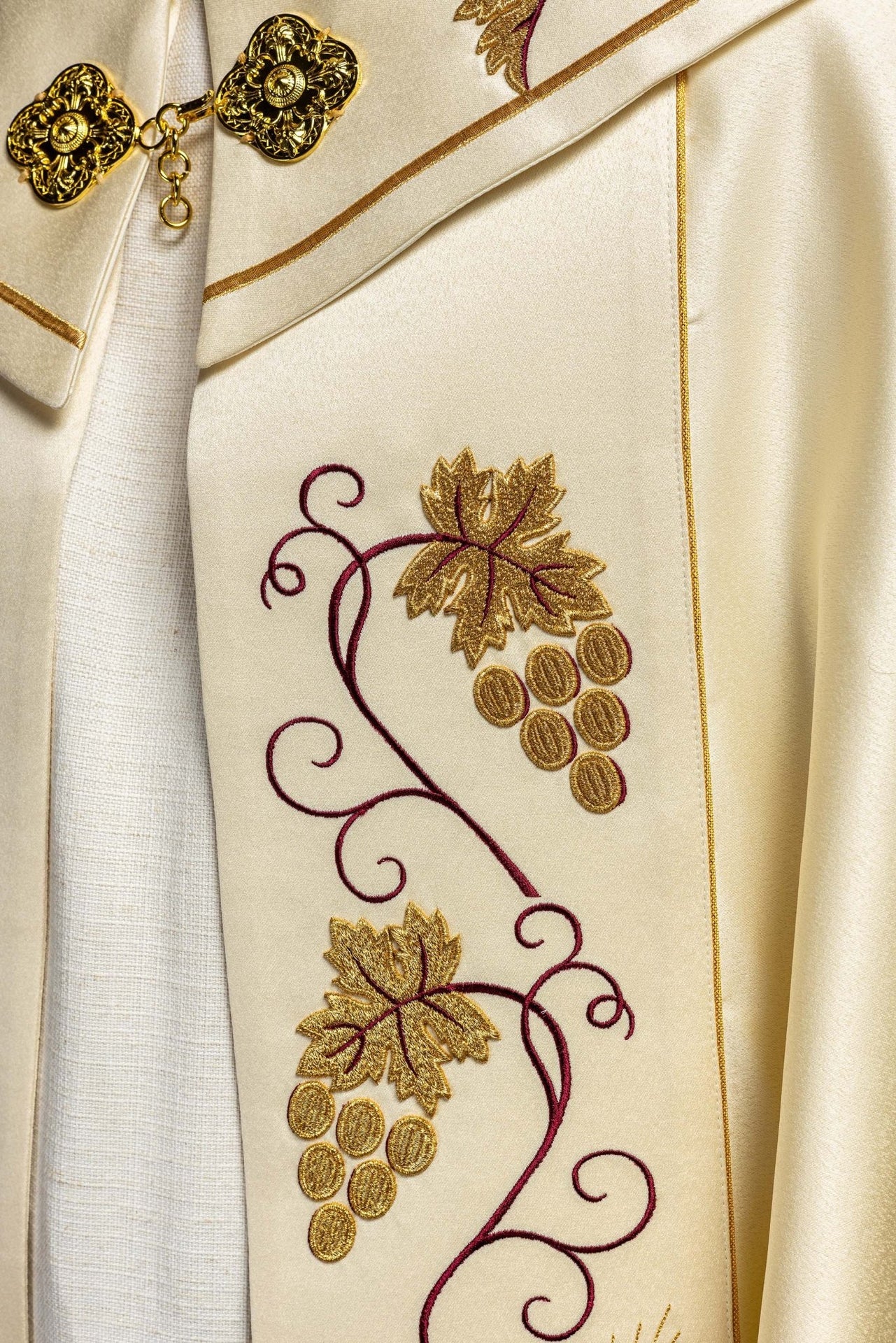 Kapa z wzorem IHS i winogronami w kolorze ecru