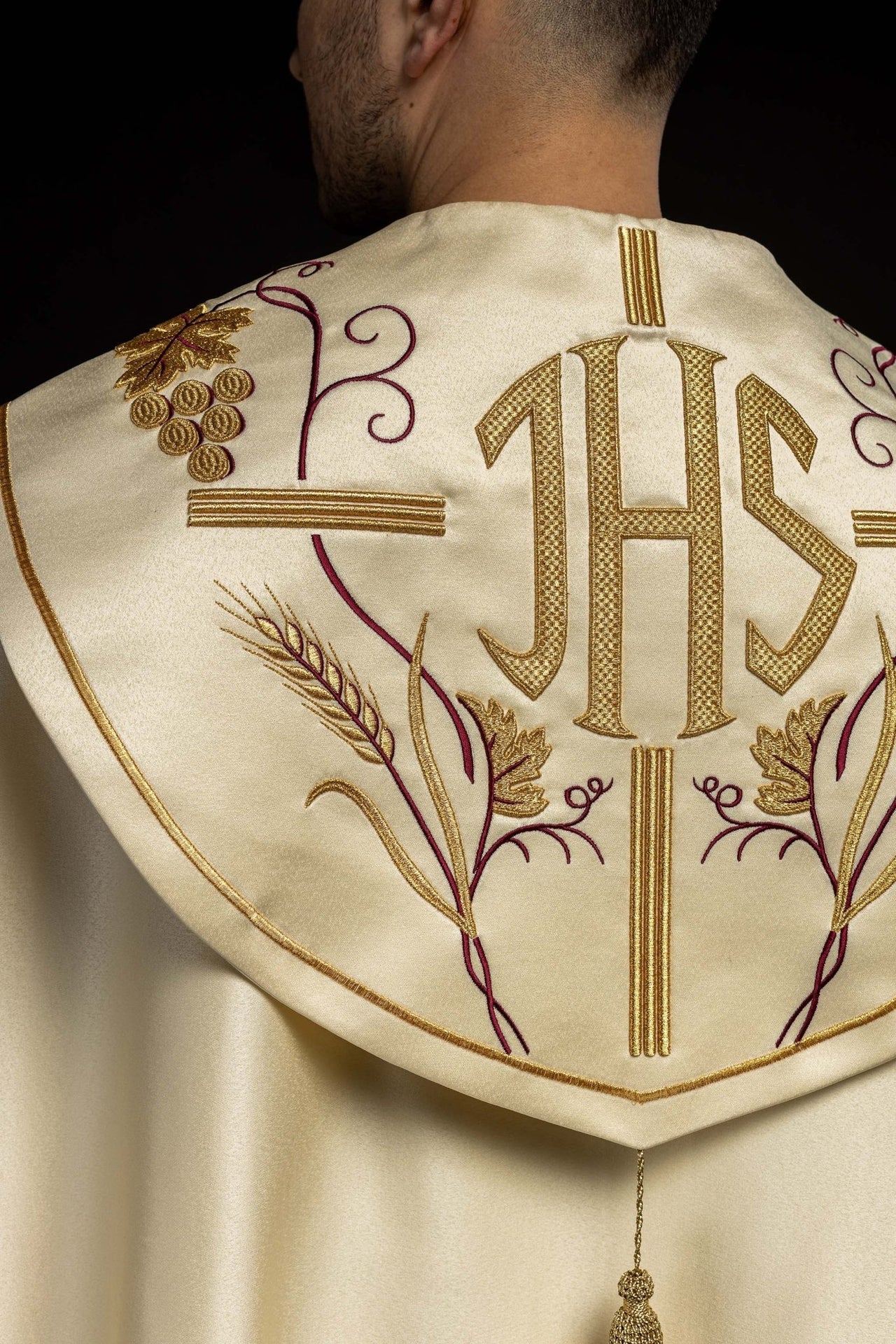 Kapa z wzorem IHS i winogronami w kolorze ecru