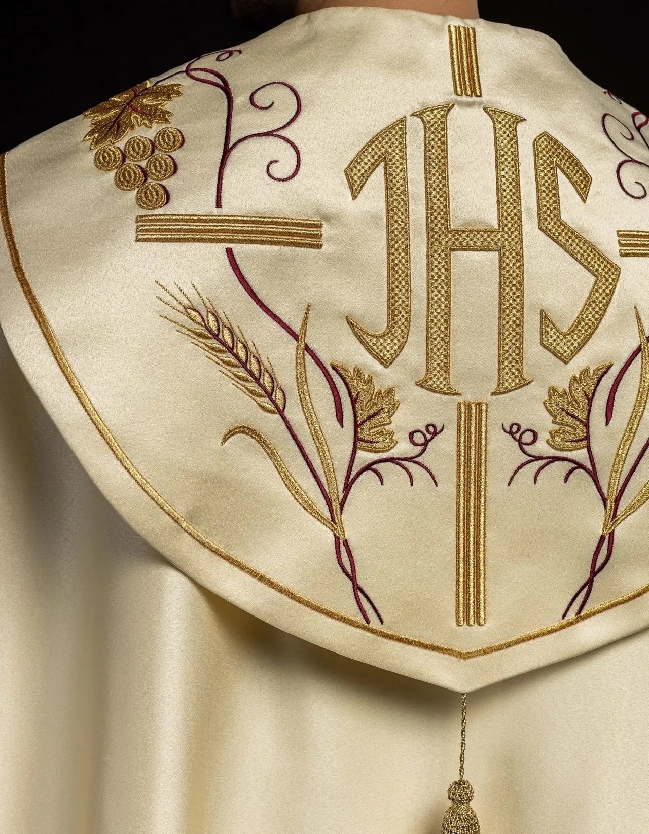 Gorra con patrón IHS y uvas en ecru