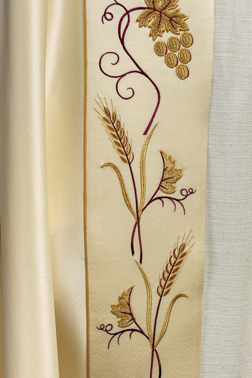 Kapa z wzorem IHS i winogronami w kolorze ecru