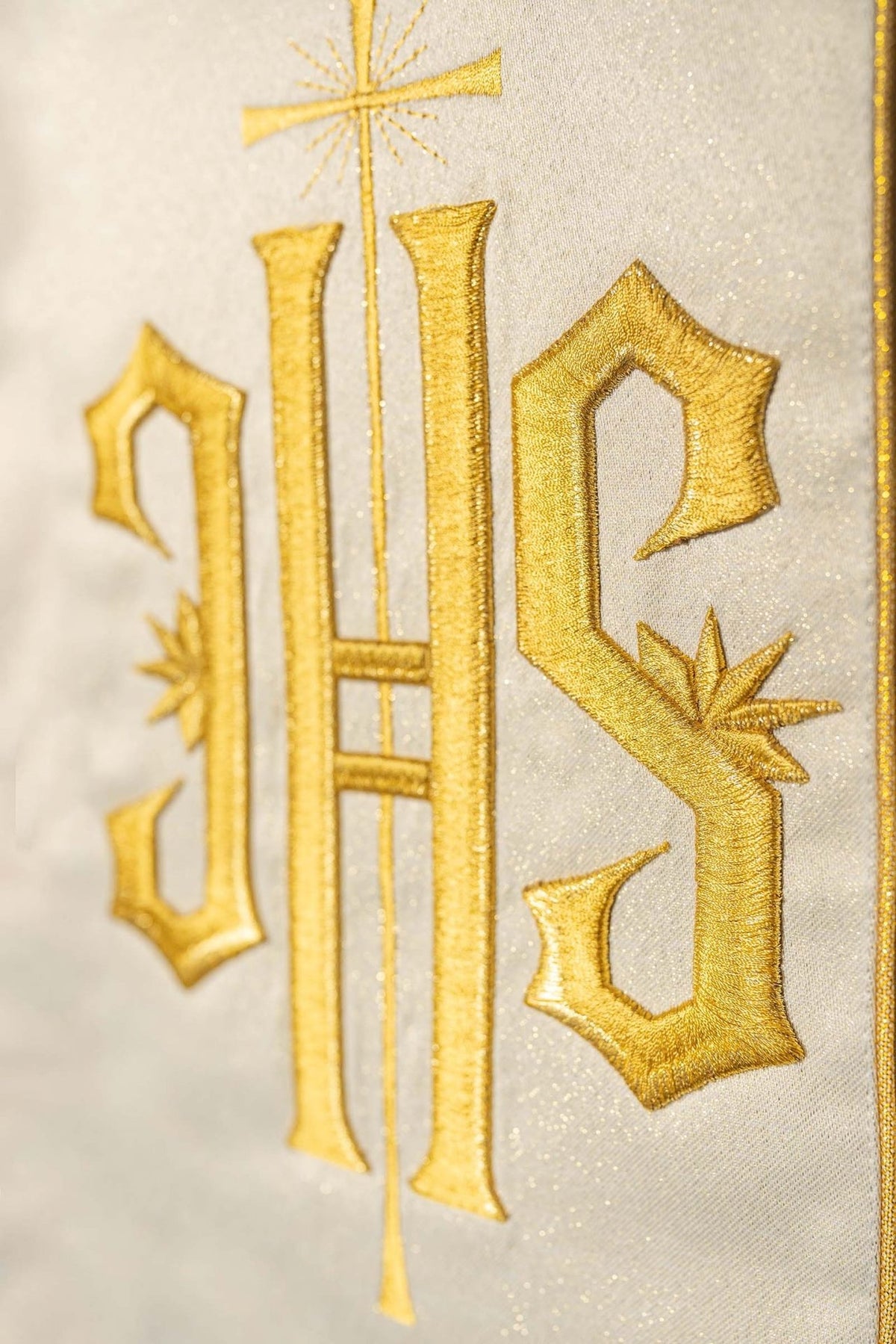 Dorada casulla con bordado IHS, detalle del bordado