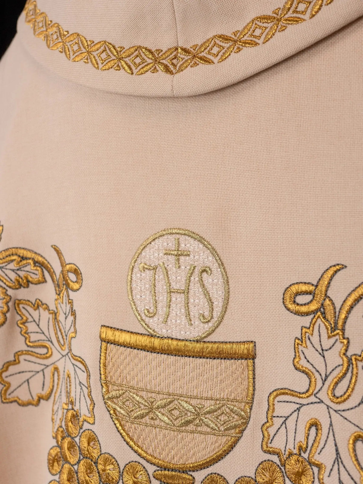 Marfil casulla con bordado de cáliz y símbolo IHS, detalle del cuello