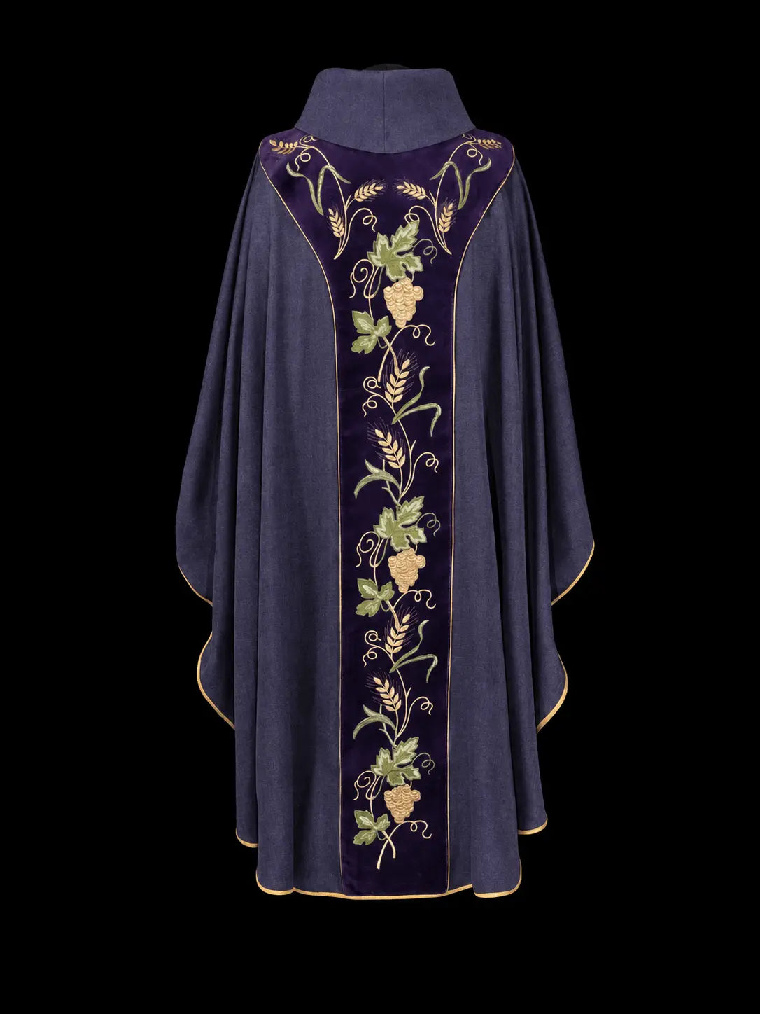 Morado casulla con galón central de terciopelo y racimos de uvas bordados, vista trasera