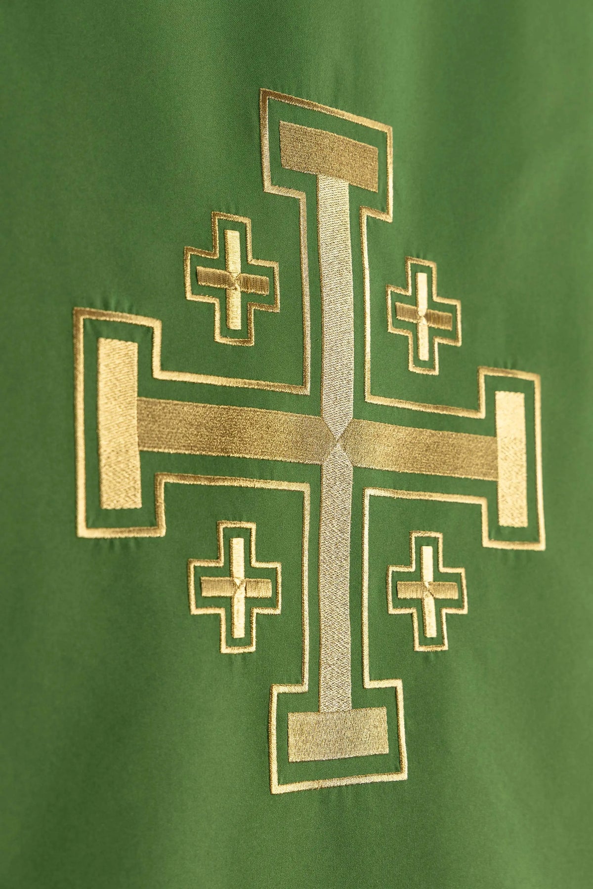 Verde paño de atril con la Cruz de Jerusalén dorada bordada, primer plano