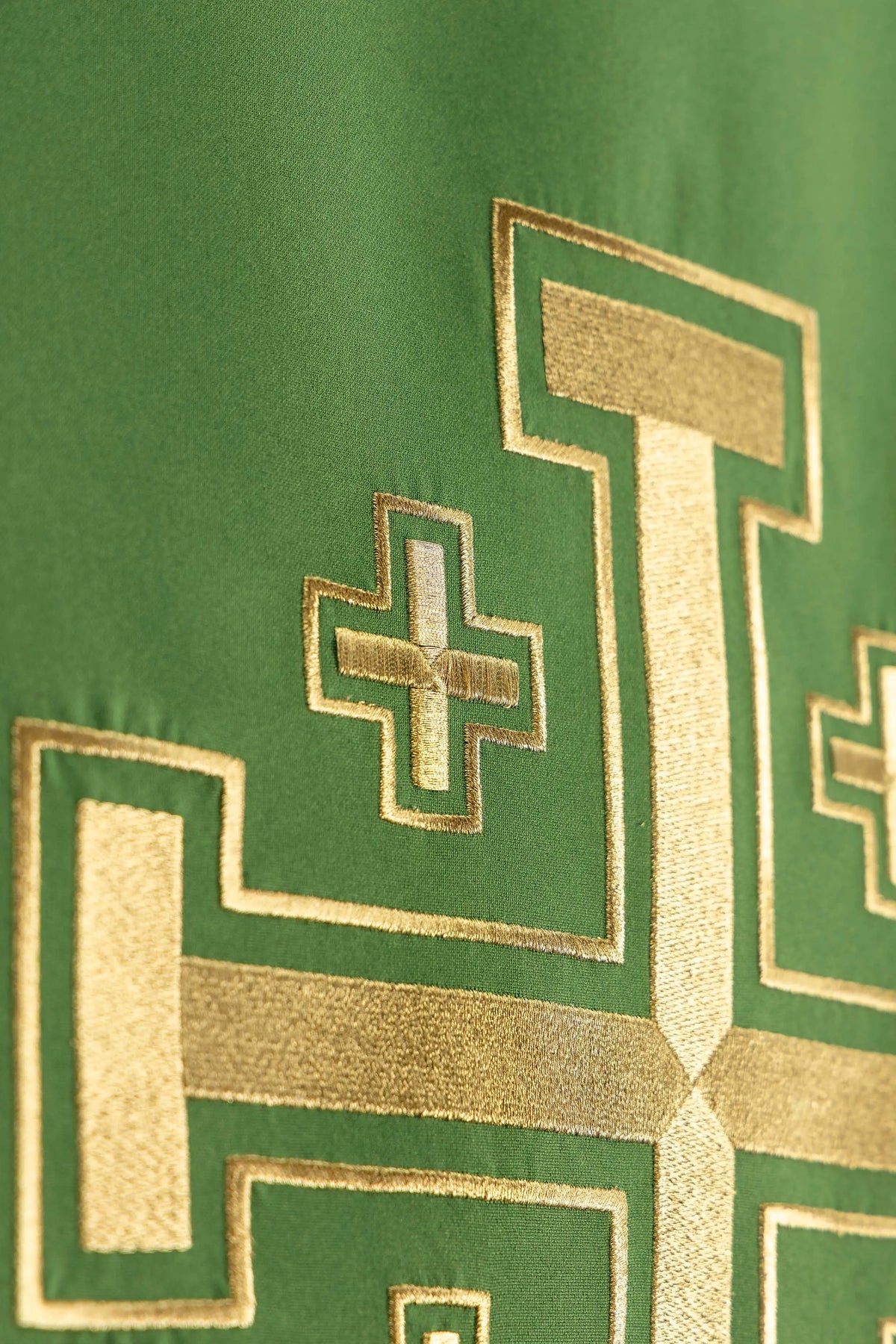 Verde paño de atril con la Cruz de Jerusalén dorada bordada, detalle lateral