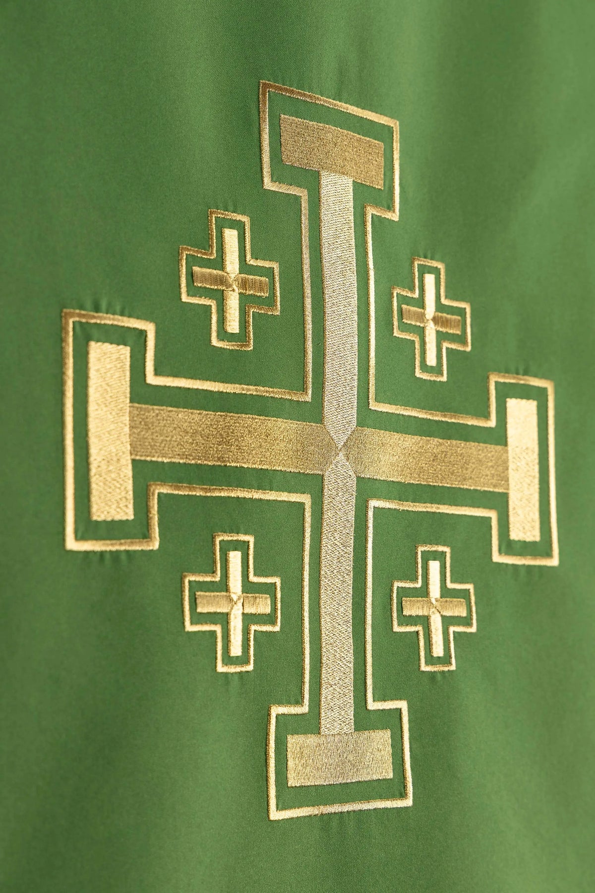 Verde paño de atril con la Cruz de Jerusalén dorada bordada, detalle frontal