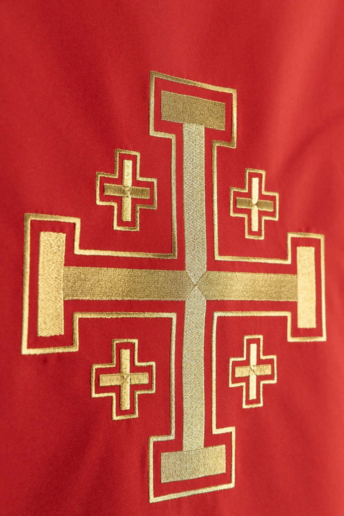Paño de atril rojo con Cruz de Jerusalén bordada en dorado, primer plano
