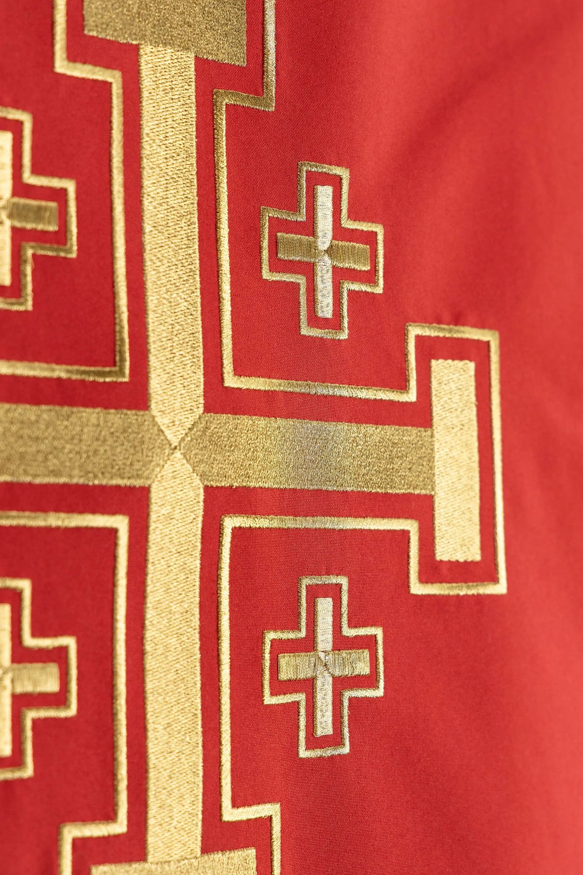 Paño de atril rojo con cruces pequeñas de la Cruz de Jerusalén, detalle bordado