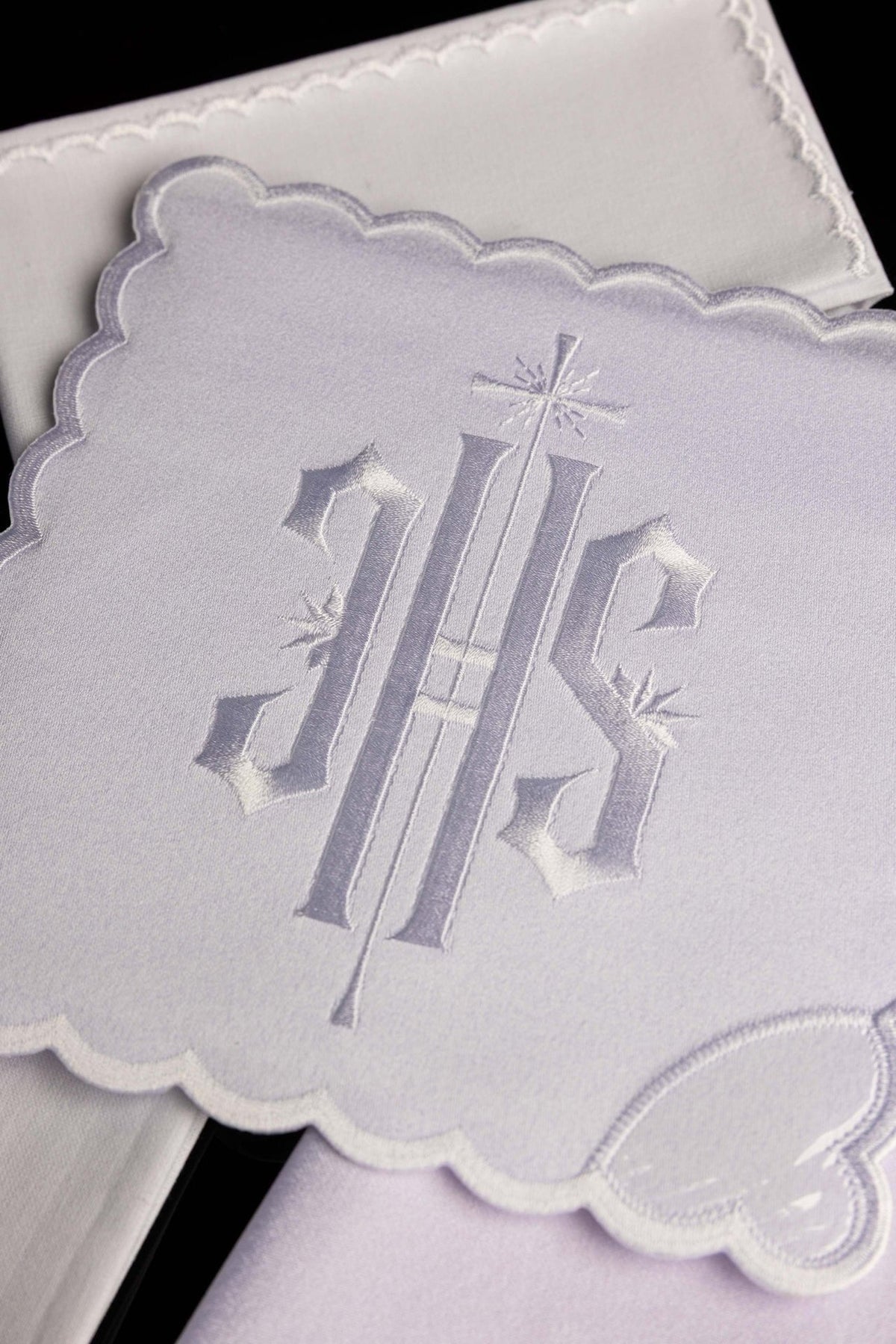 Blanco juego de altar con bordado dorado del monograma IHS, detalle del corporal